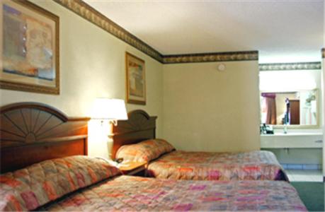 Queen Room with Two Queen Beds - Non-Smoking - Photo 4