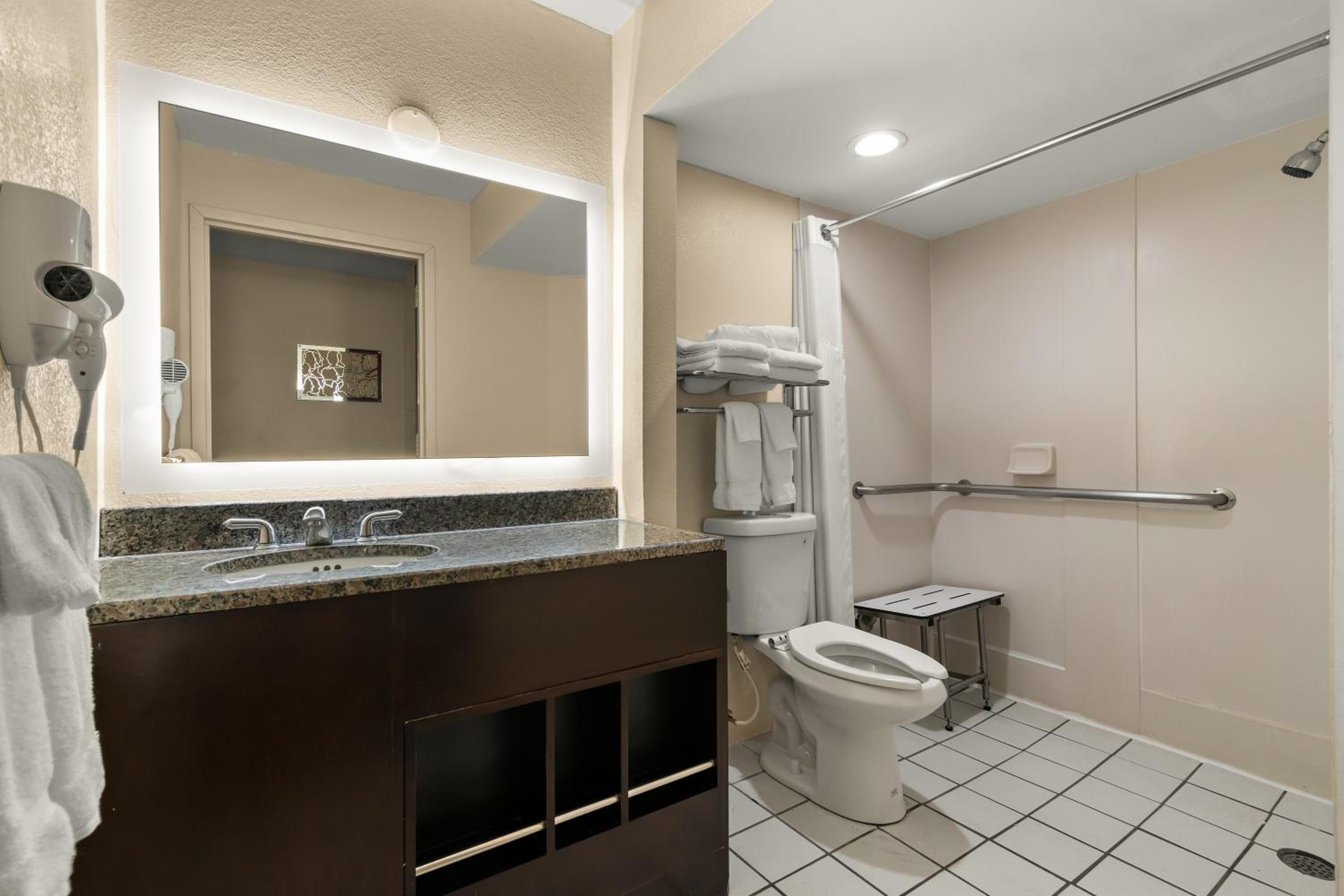 Queen Room with Two Queen Beds - Mobility Access/Non-Smoking - Photo 5