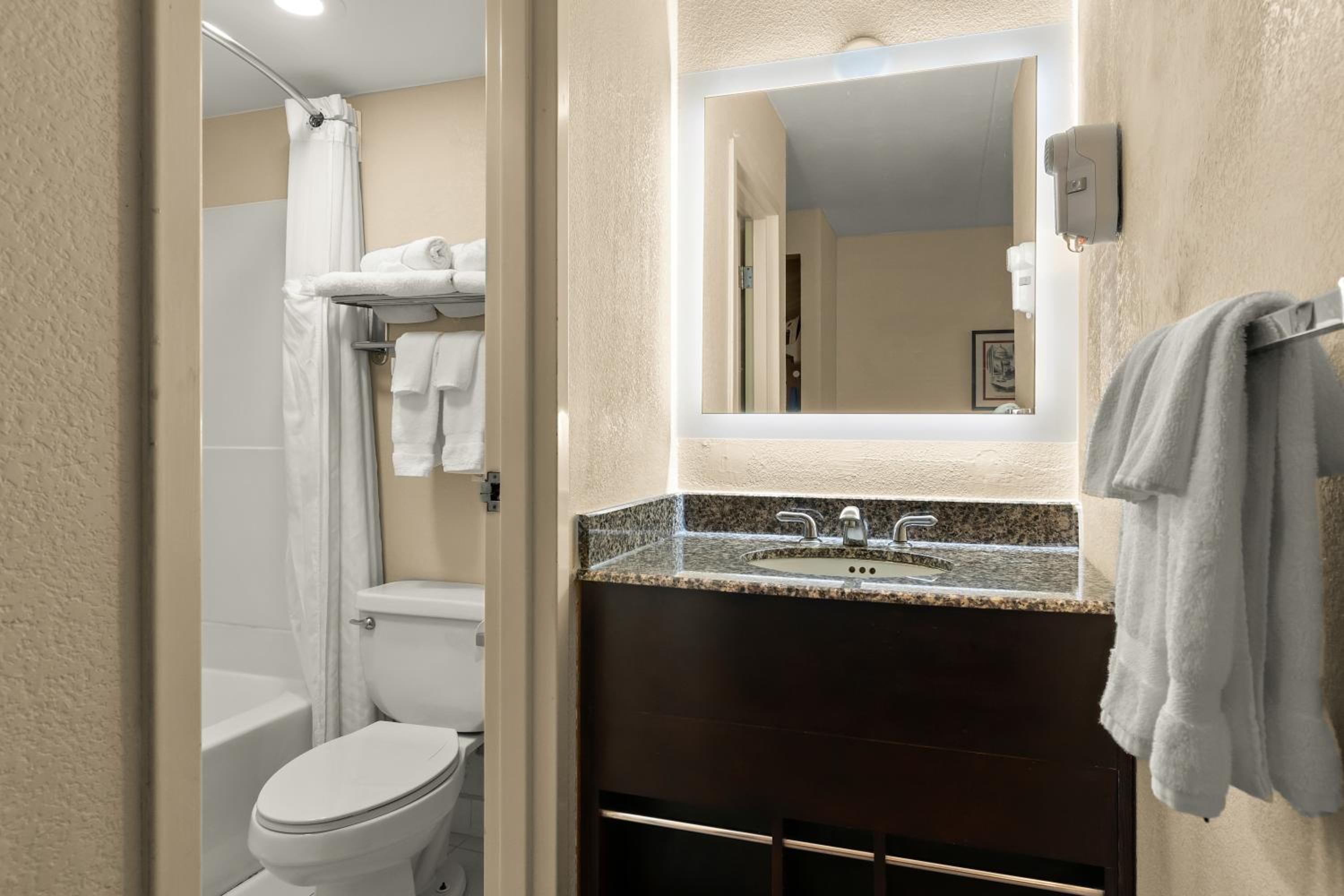 King Room - Non-Smoking - Photo 2