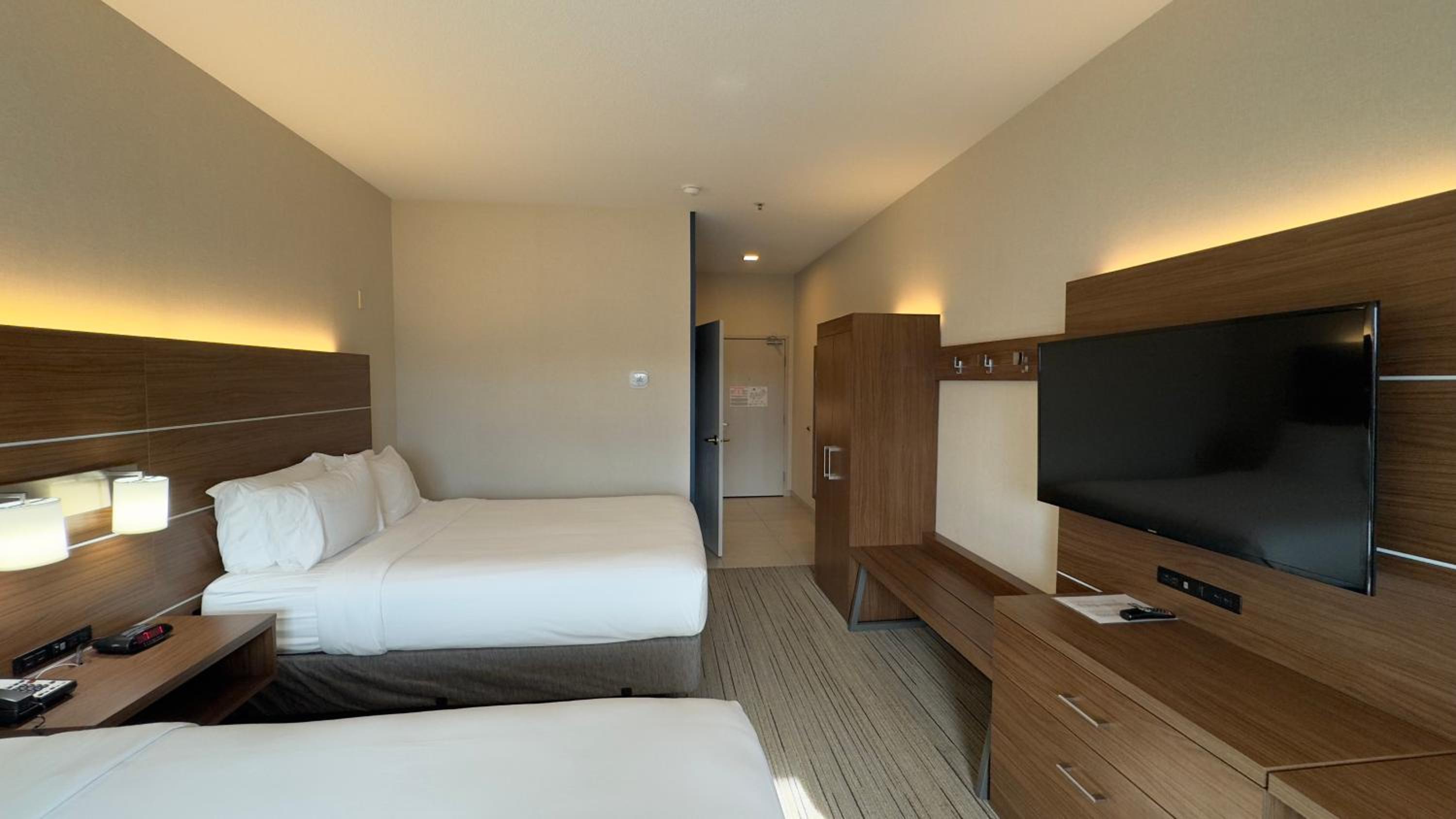 Standard Room with Two Queen Beds - Photo 1