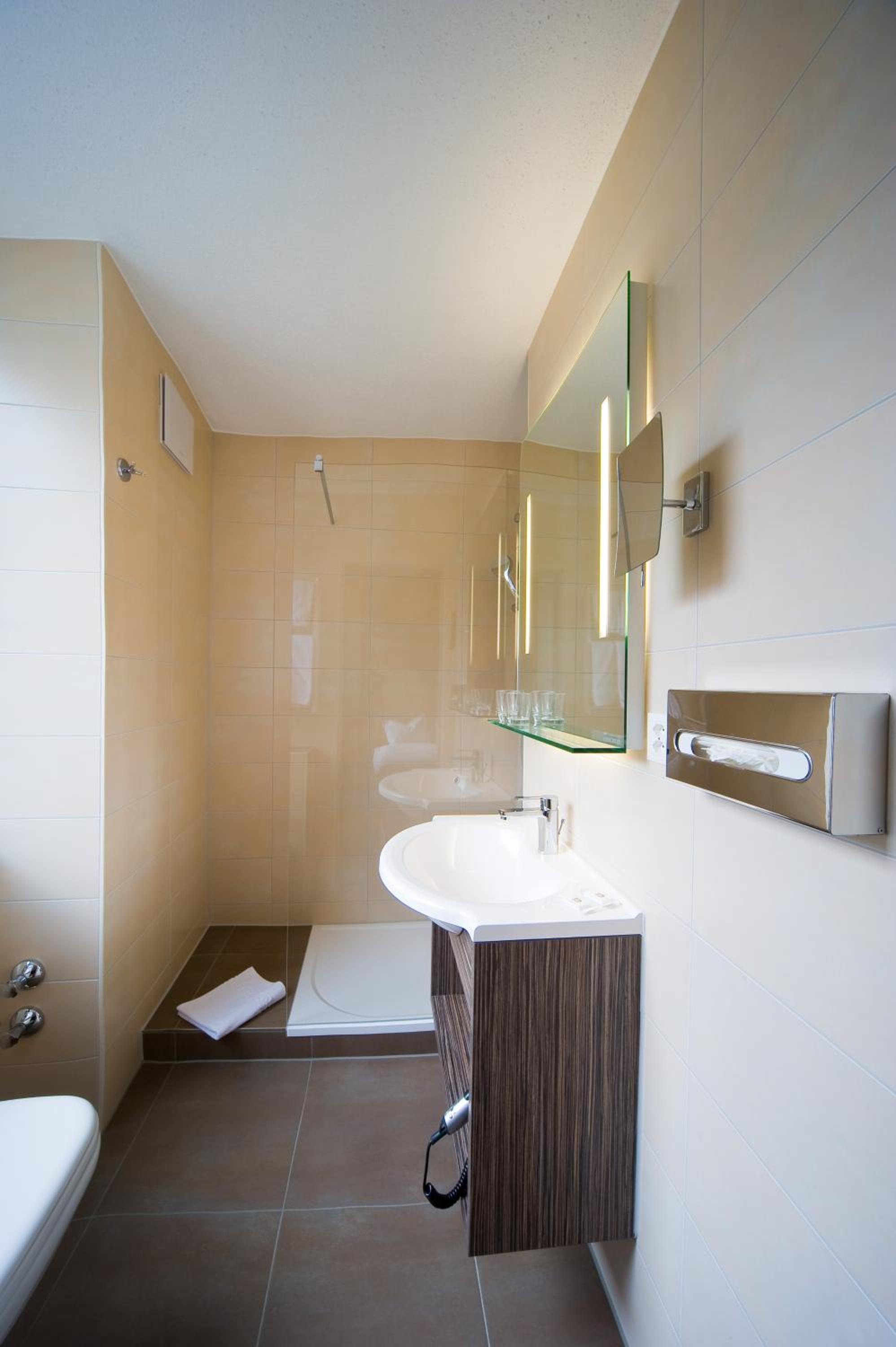 Twin Room - Photo 7