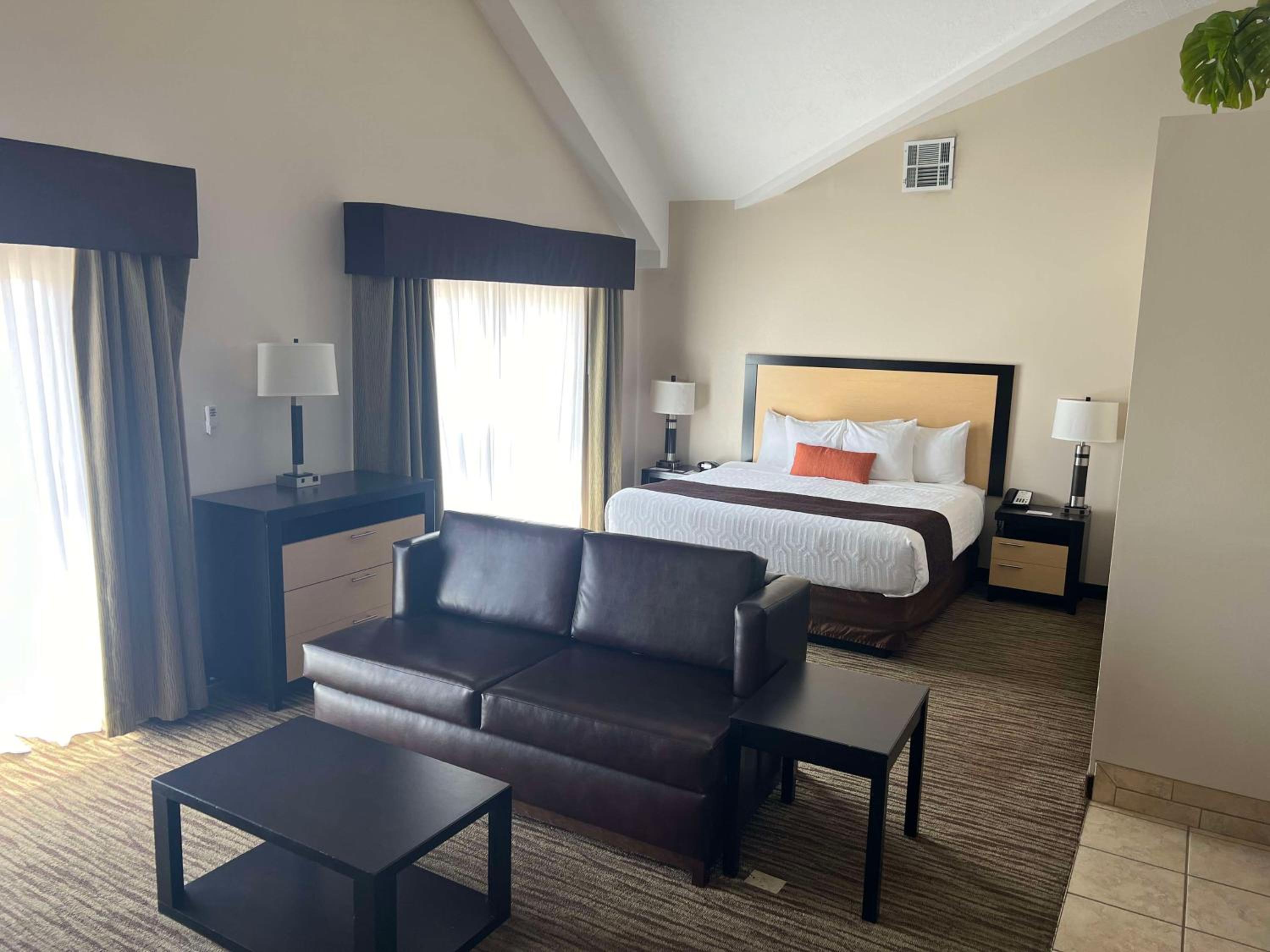King Suite with Jetted Tub and Kitchenette - Non-Smoking photo 2