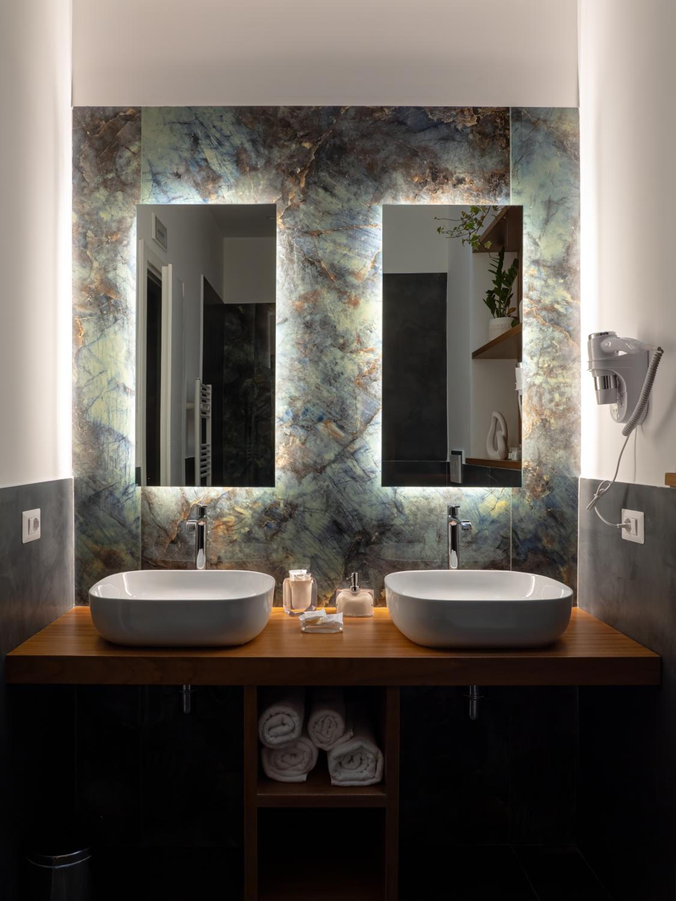 Deluxe Suite with Spa Bath photo 3