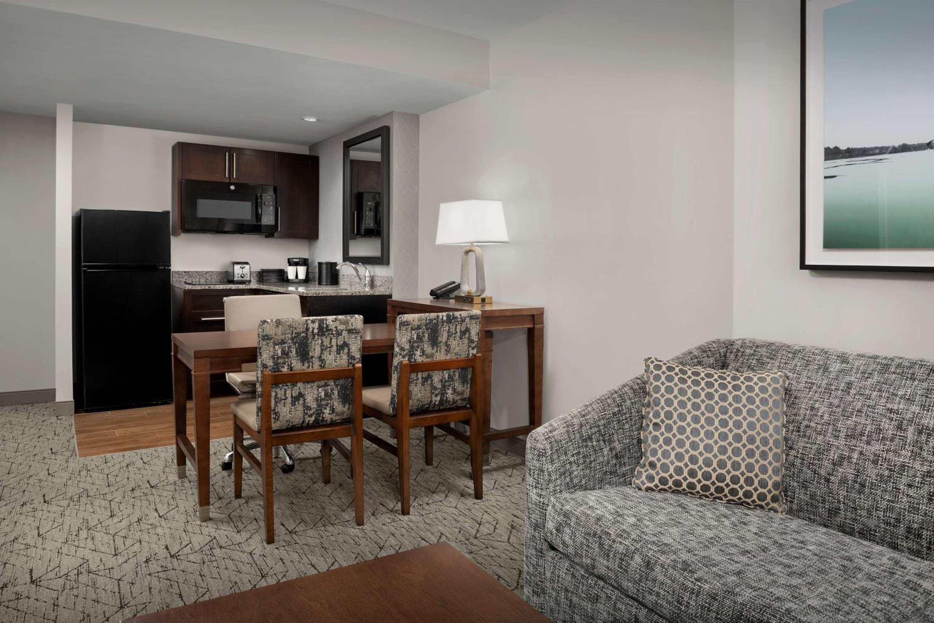 One-Bedroom Queen Suite with Kitchen - Non-Smoking