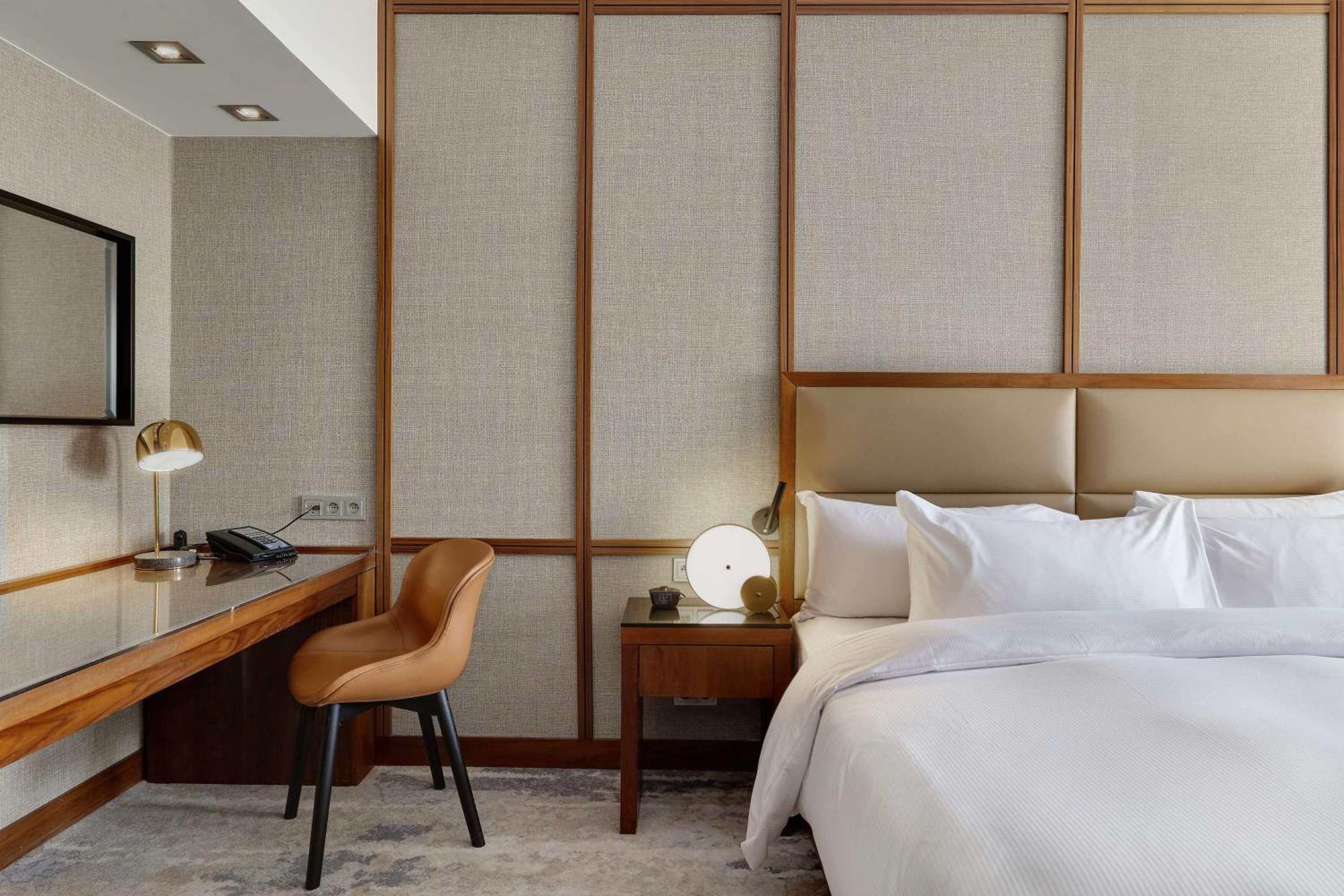 King Guest Room - Photo 11