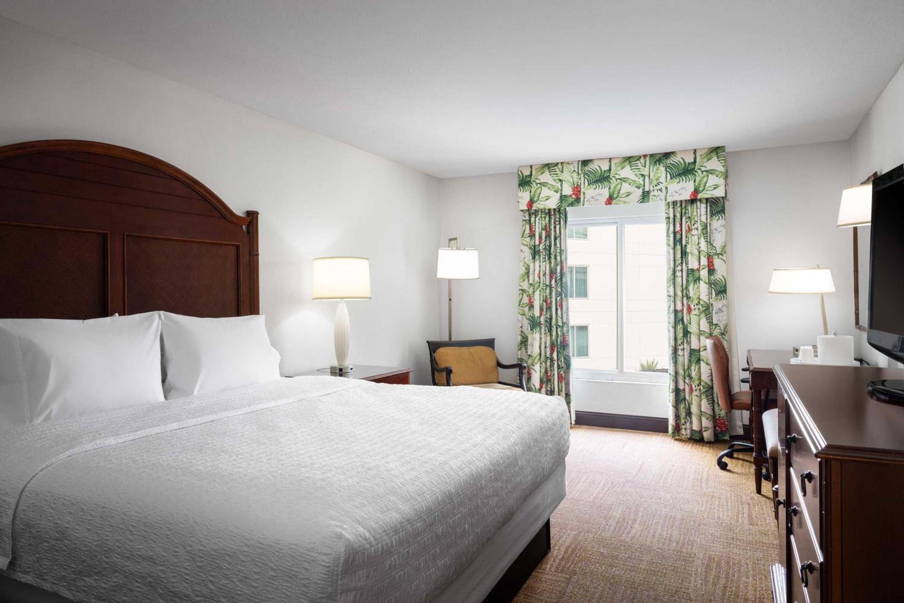 Deluxe King Room with Pool View - Photo 1