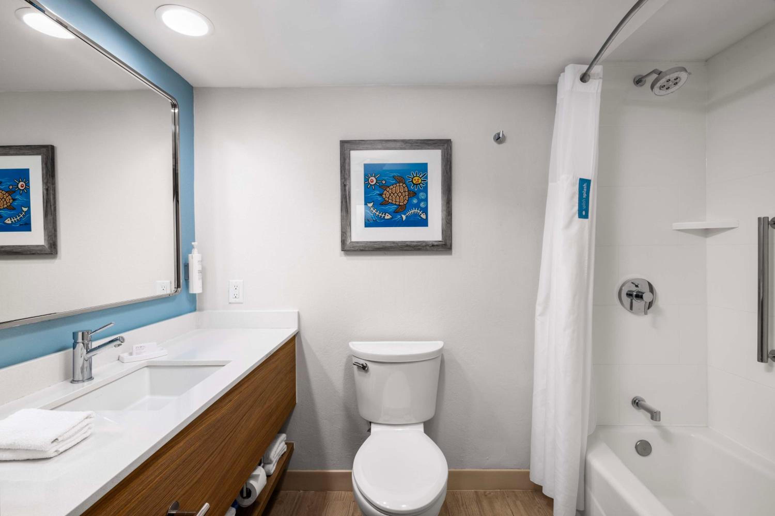 Suite with Two Double Beds and Pool View - Photo 7