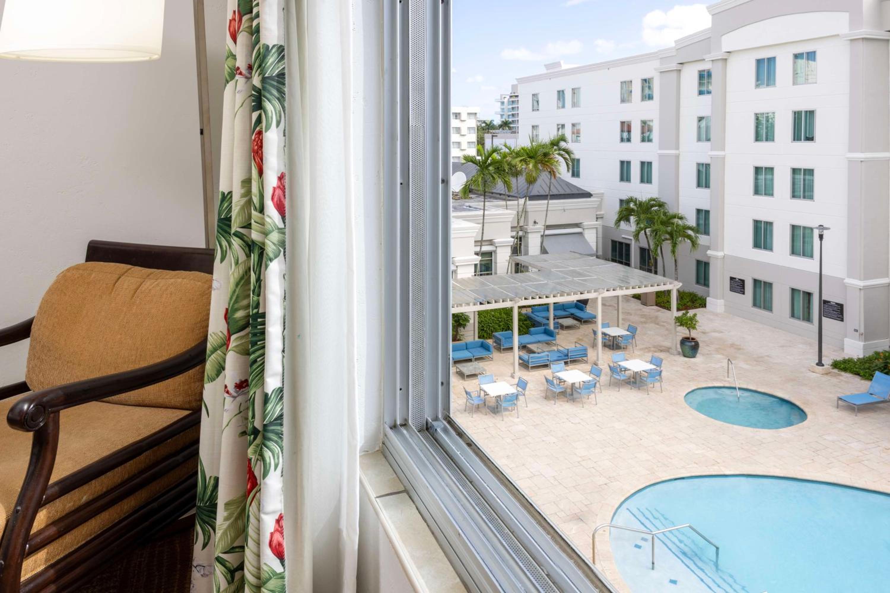 Deluxe King Room with Pool View - Photo 2