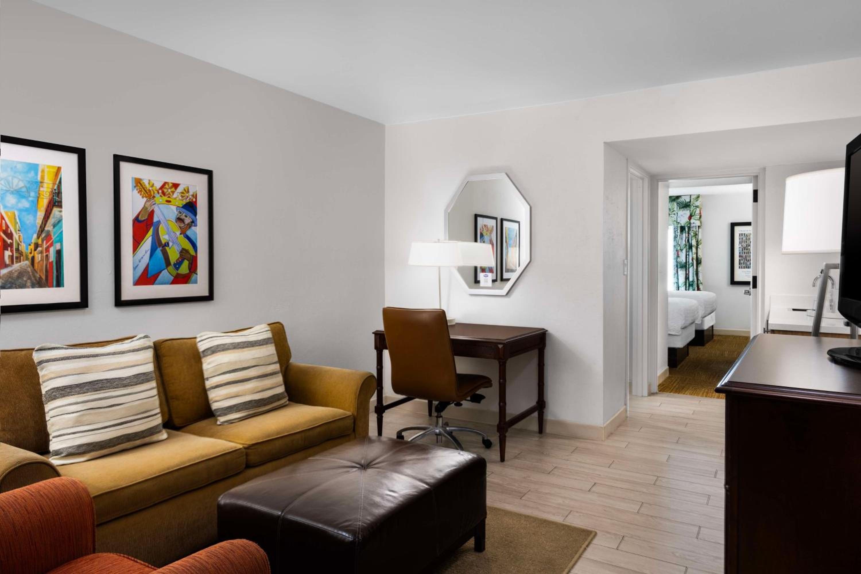 Suite with Two Double Beds and Pool View - Photo 10