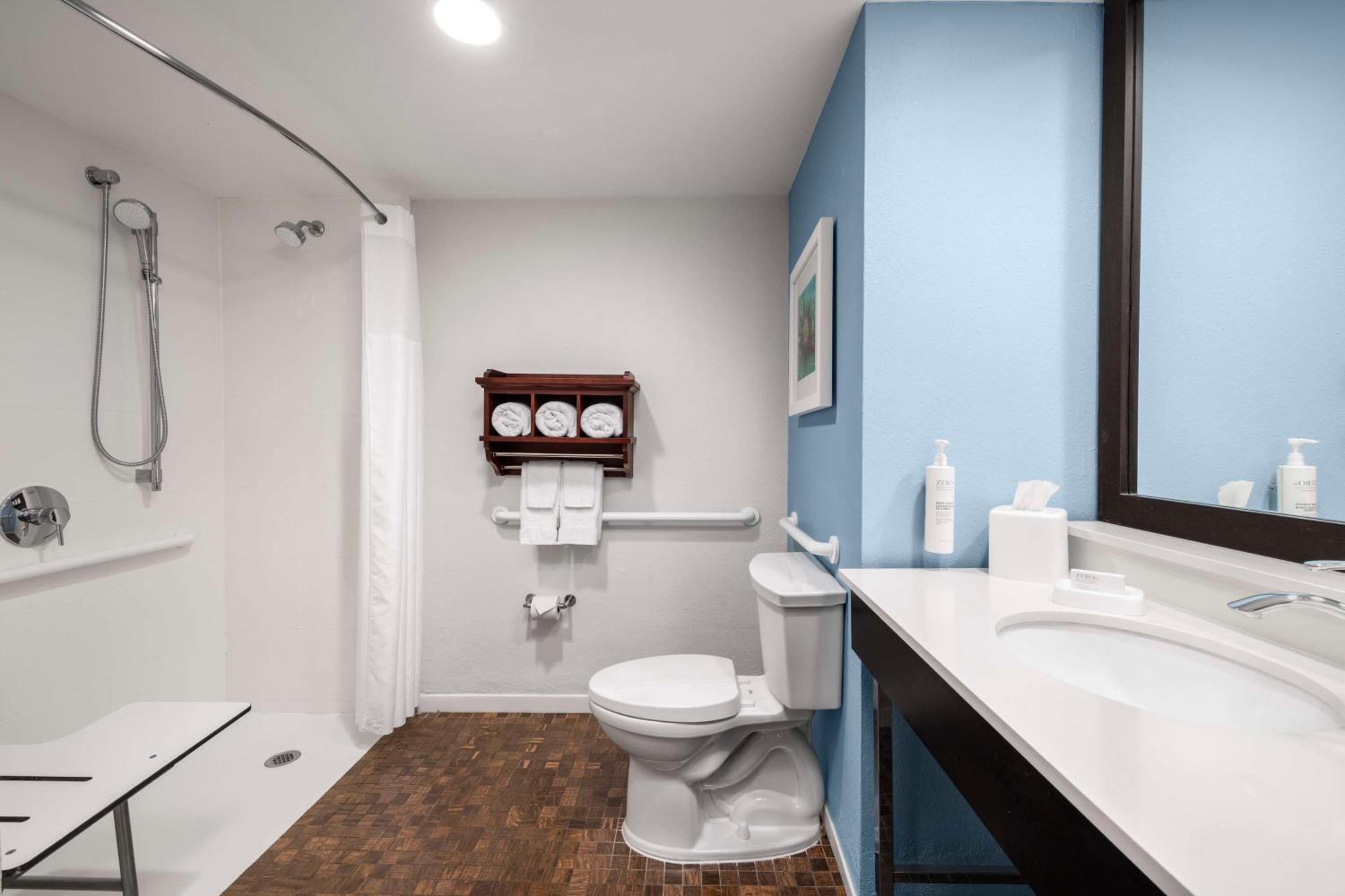 Double Room with Two Double Beds and Roll-In Shower - Photo 2
