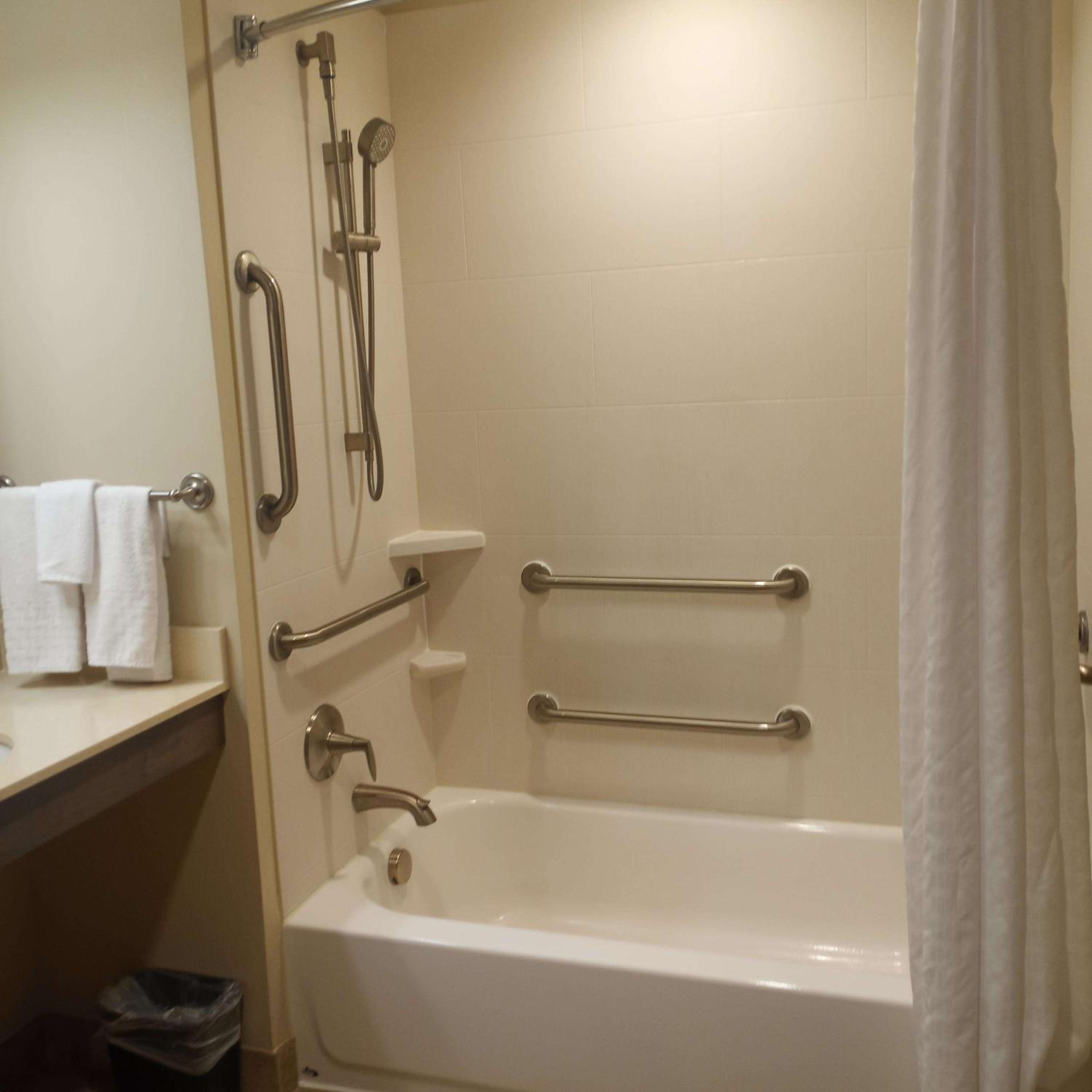Queen Suite with Two Queen Beds and Bath Tub - Mobility Access photo 3