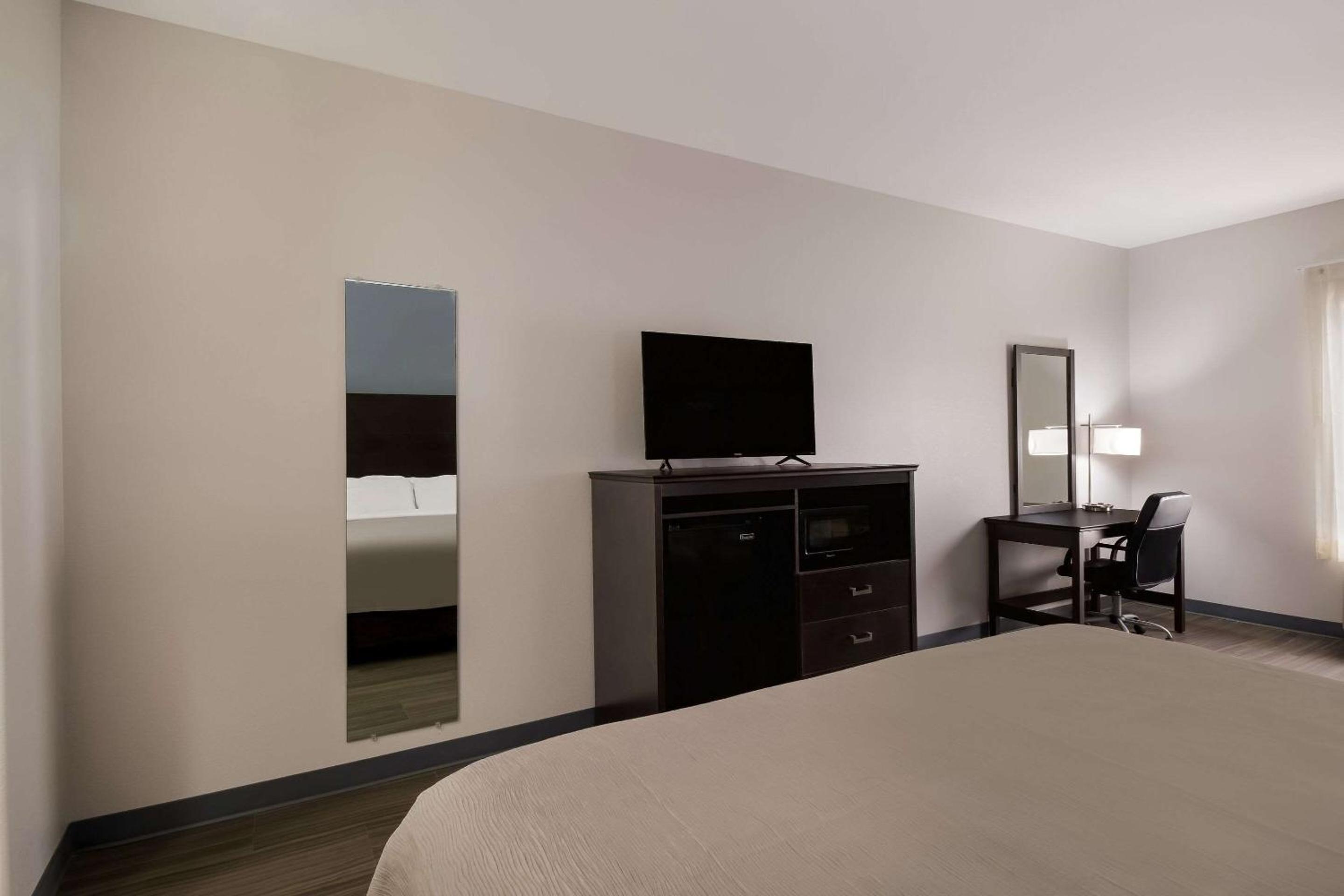 Queen Room with Two Queen Beds - Non-Smoking photo 2