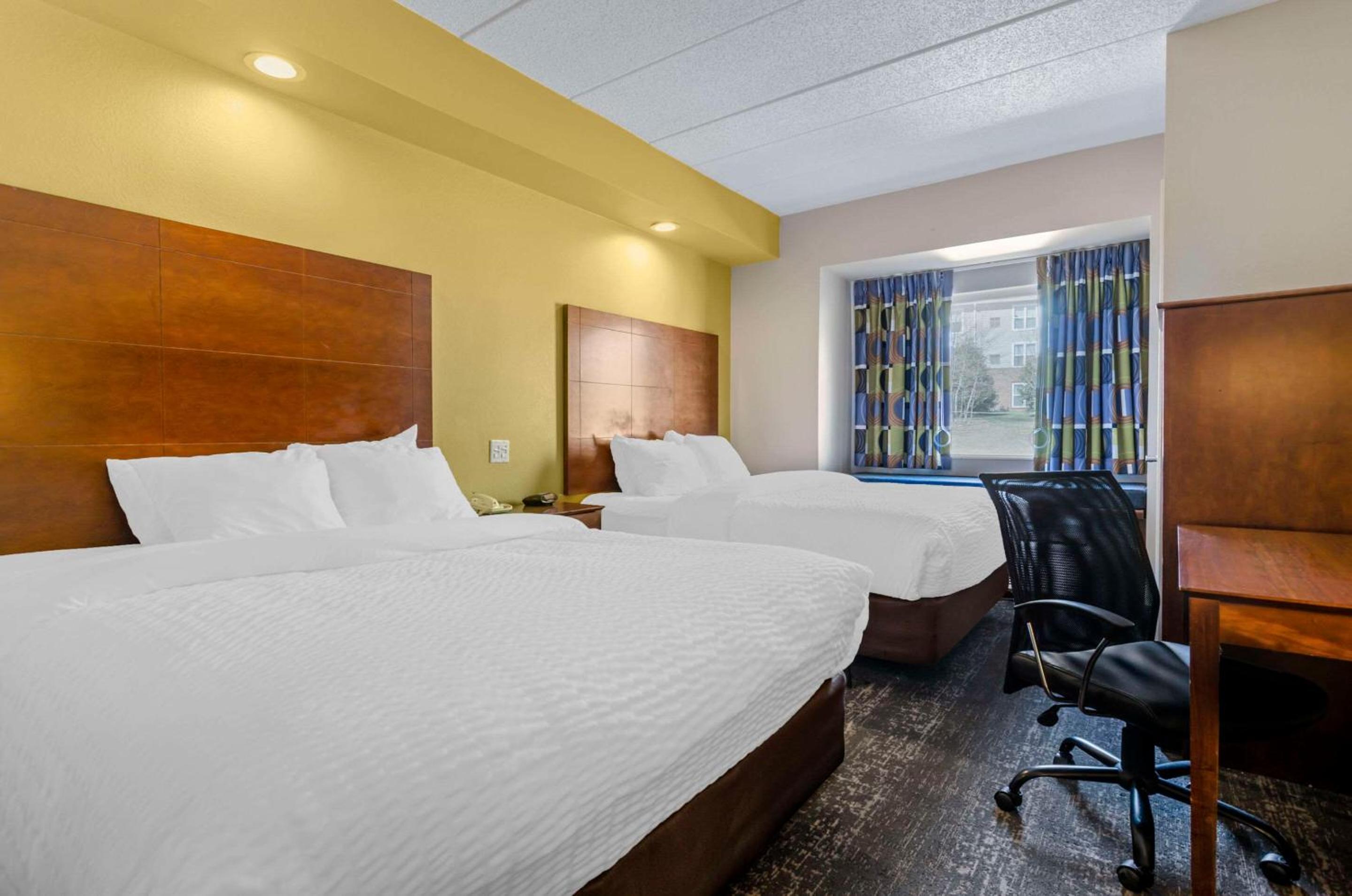 Queen Room with Two Queen Beds - Non-Smoking - Photo 2