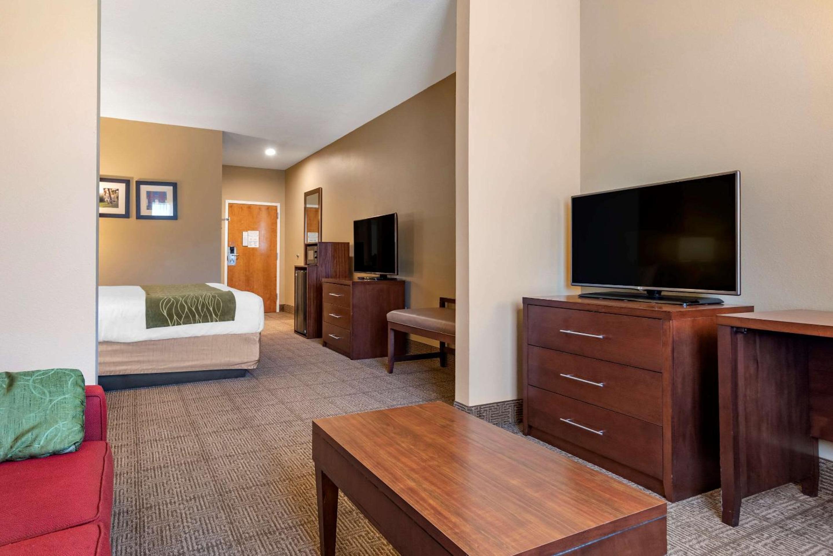 King Suite - Non-Smoking - Photo 3