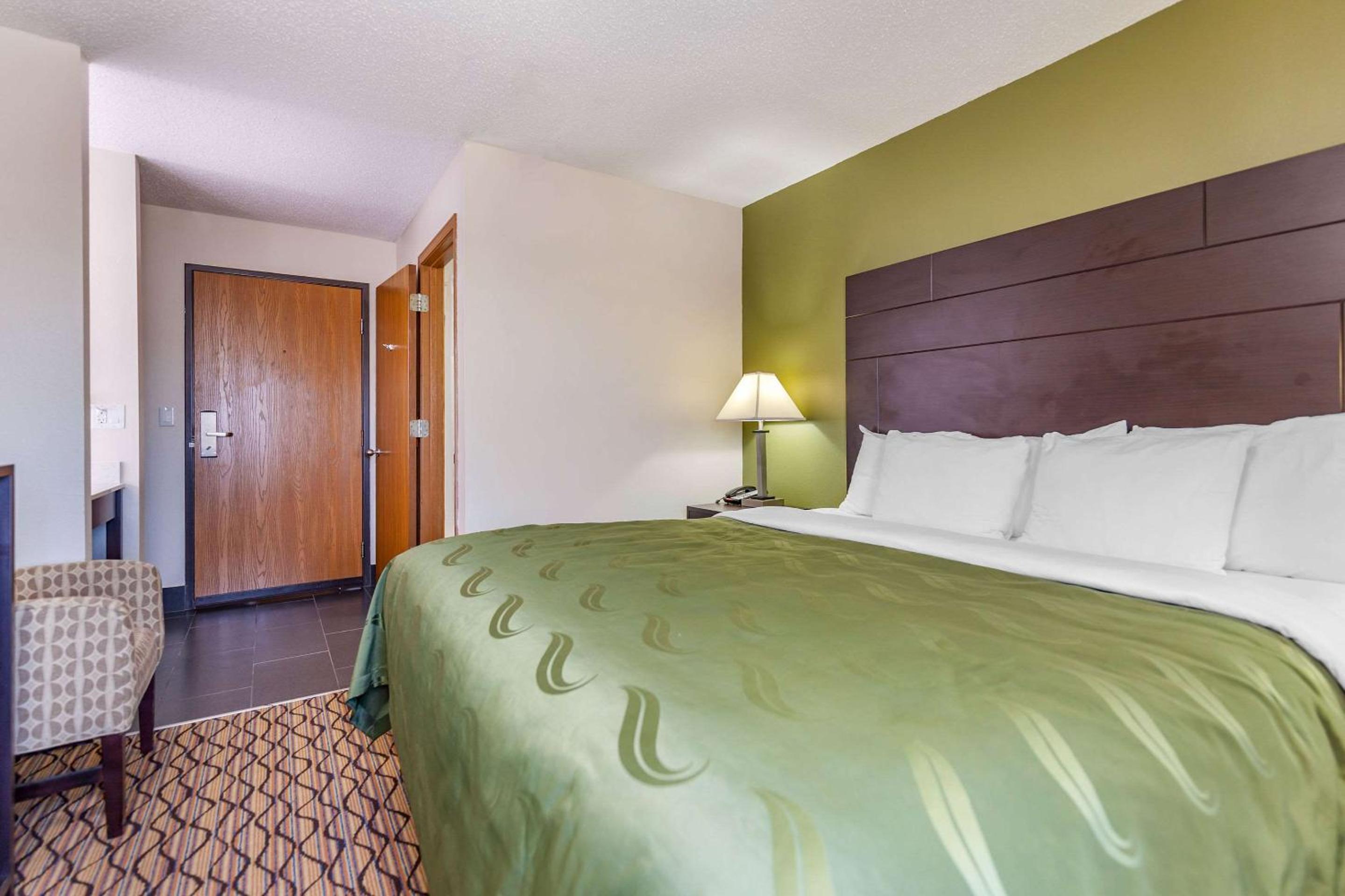 Standard King Room - Non-Smoking  - Photo 3