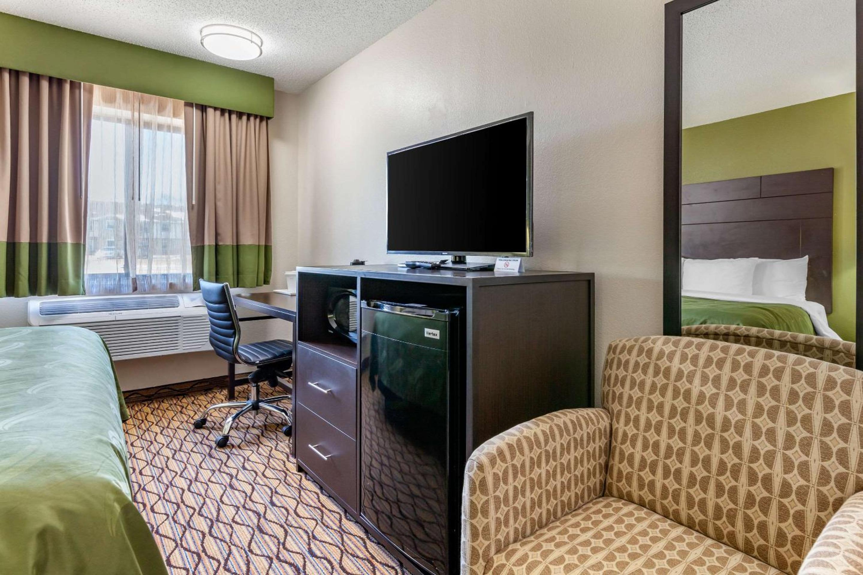 Standard King Room - Non-Smoking  - Photo 4