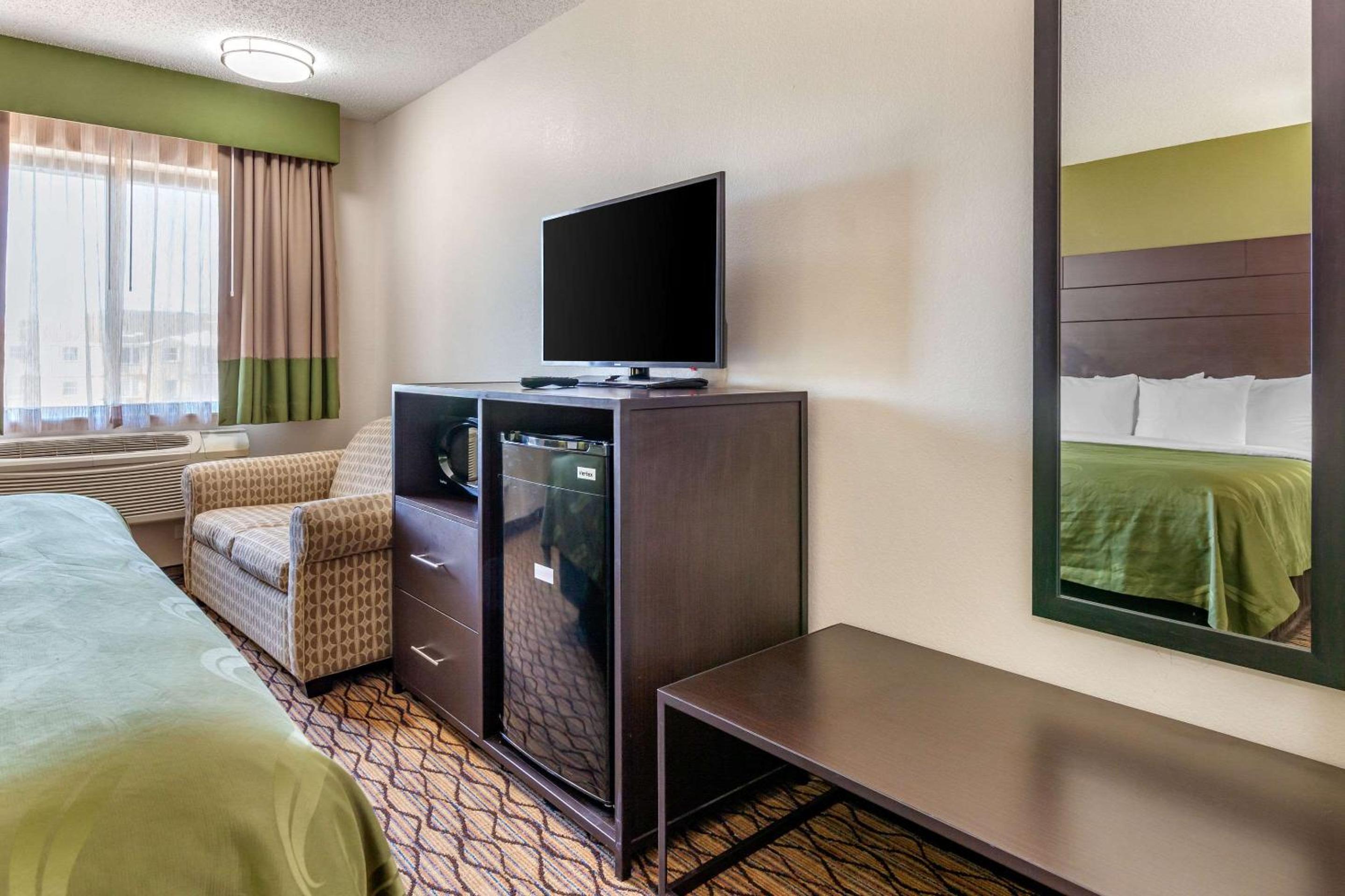 Standard King Room with Sofa Bed - Non-Smoking - Photo 5
