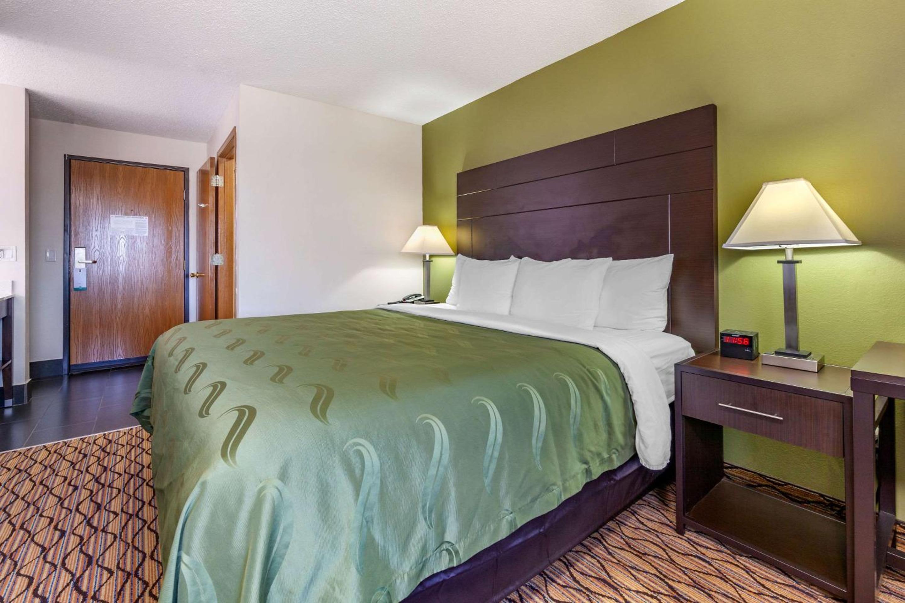 Standard King Room with Sofa Bed - Non-Smoking - Photo 6