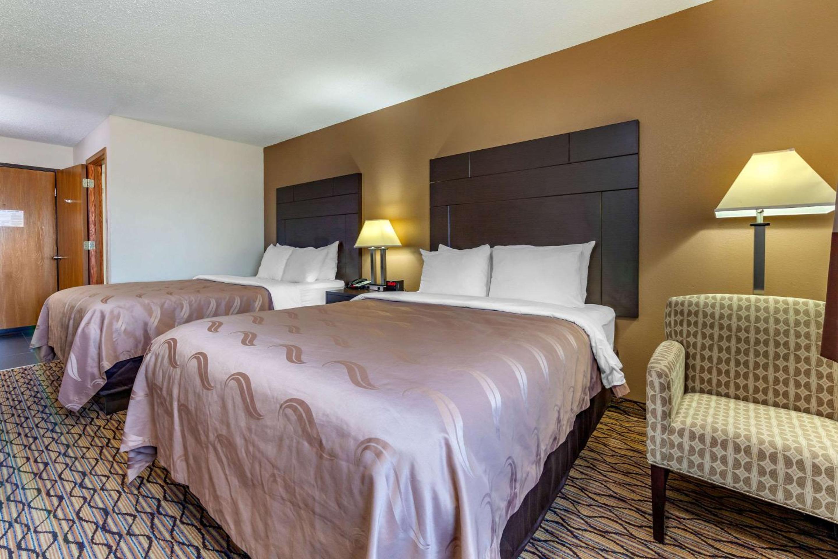 Standard Queen Room with Two Queen Beds - Non-Smoking - Photo 3