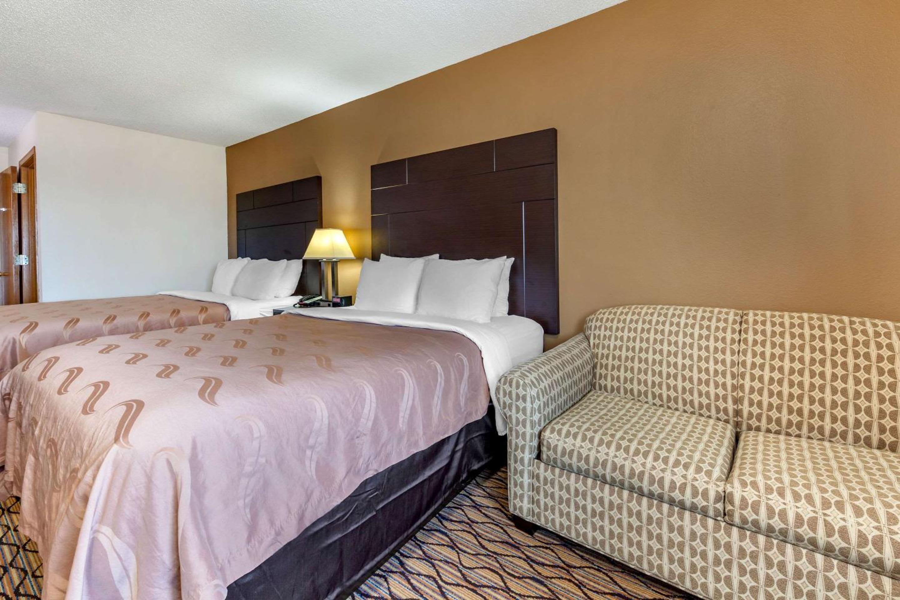 Standard Queen Room with Two Queen Beds and Sofa Bed - Non-Smoking - Photo 6