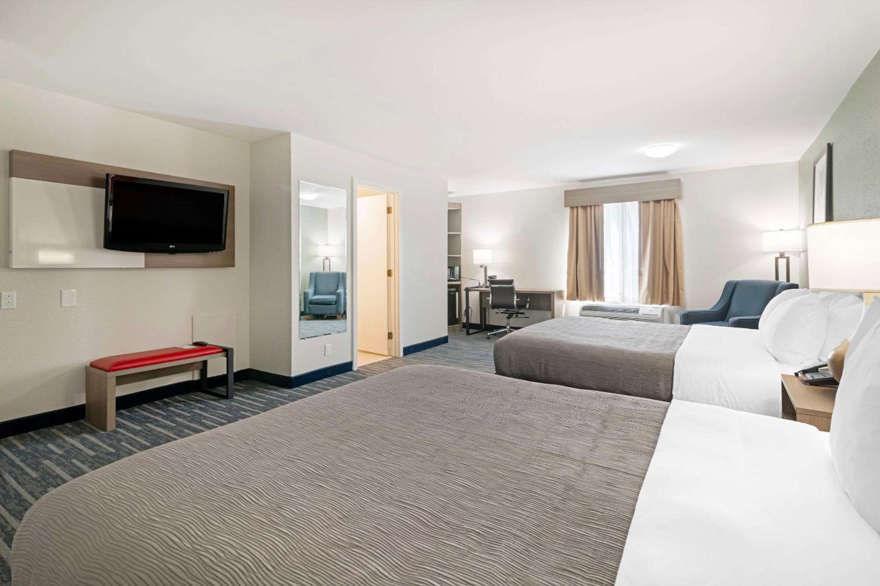 Queen Room with Two Queen Beds - Non-Smoking - Photo 1