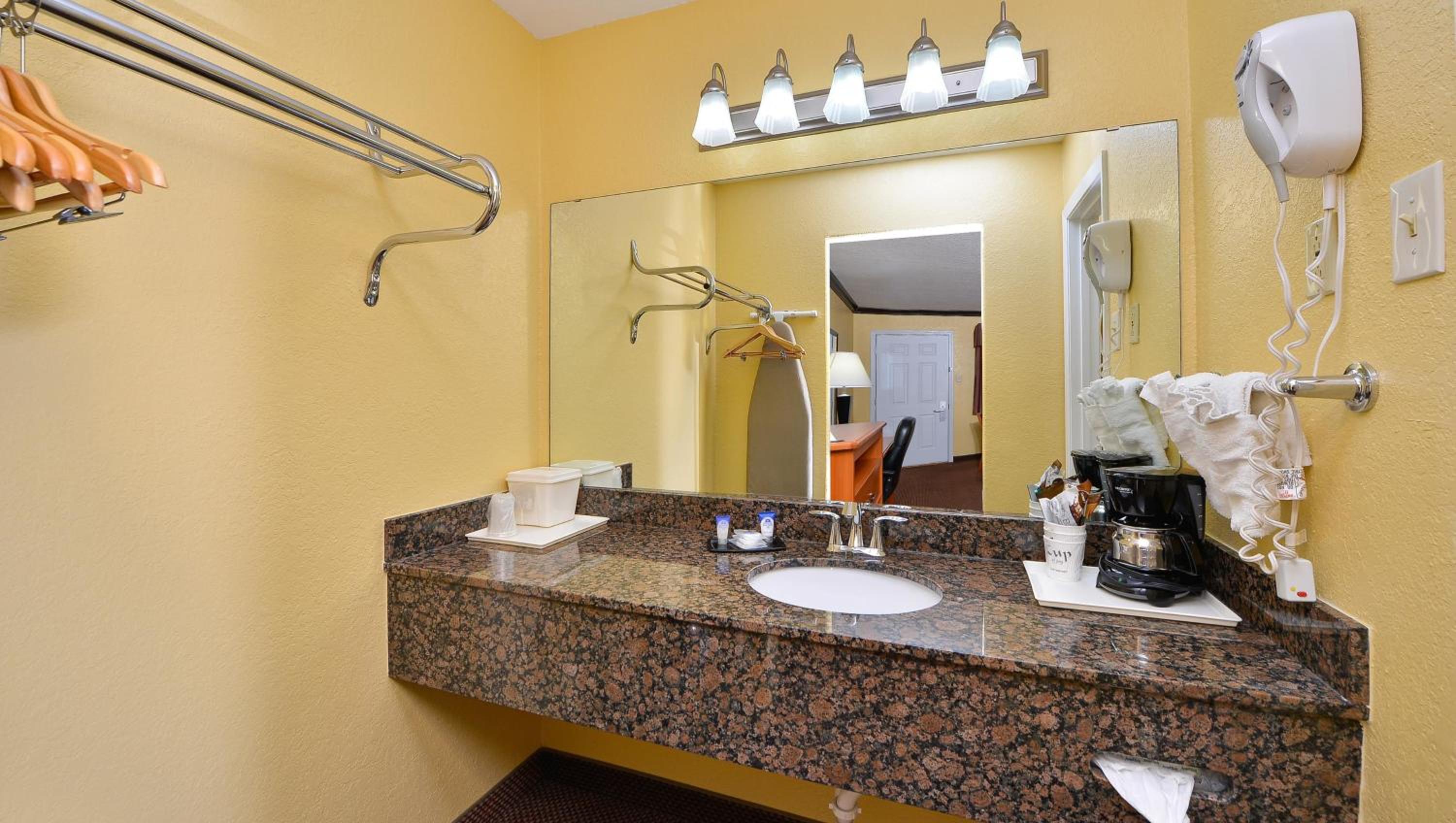 King Room - Non-Smoking - Photo 6