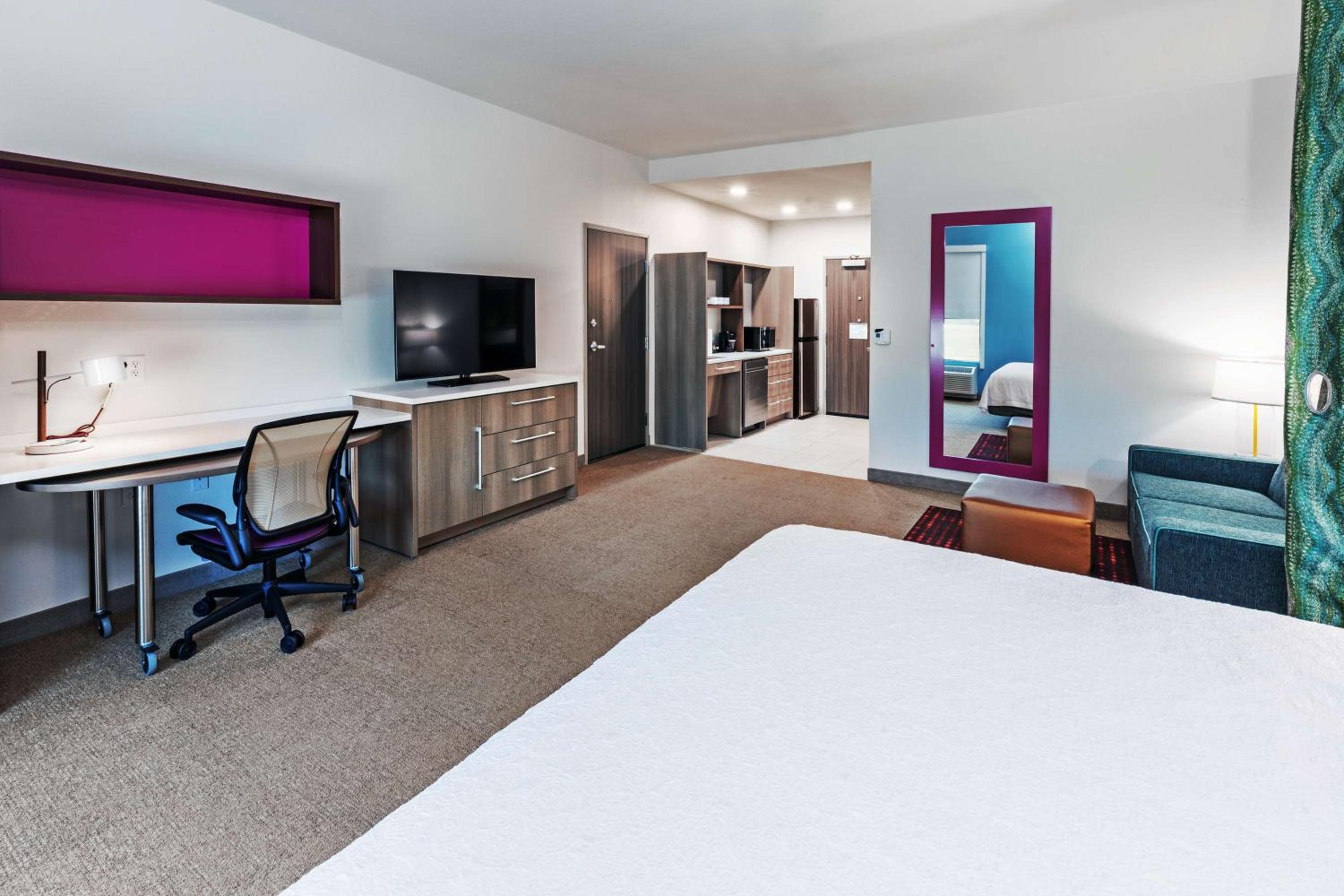 King Studio Suite with Accessible Tub - Mobility Access - Photo 2