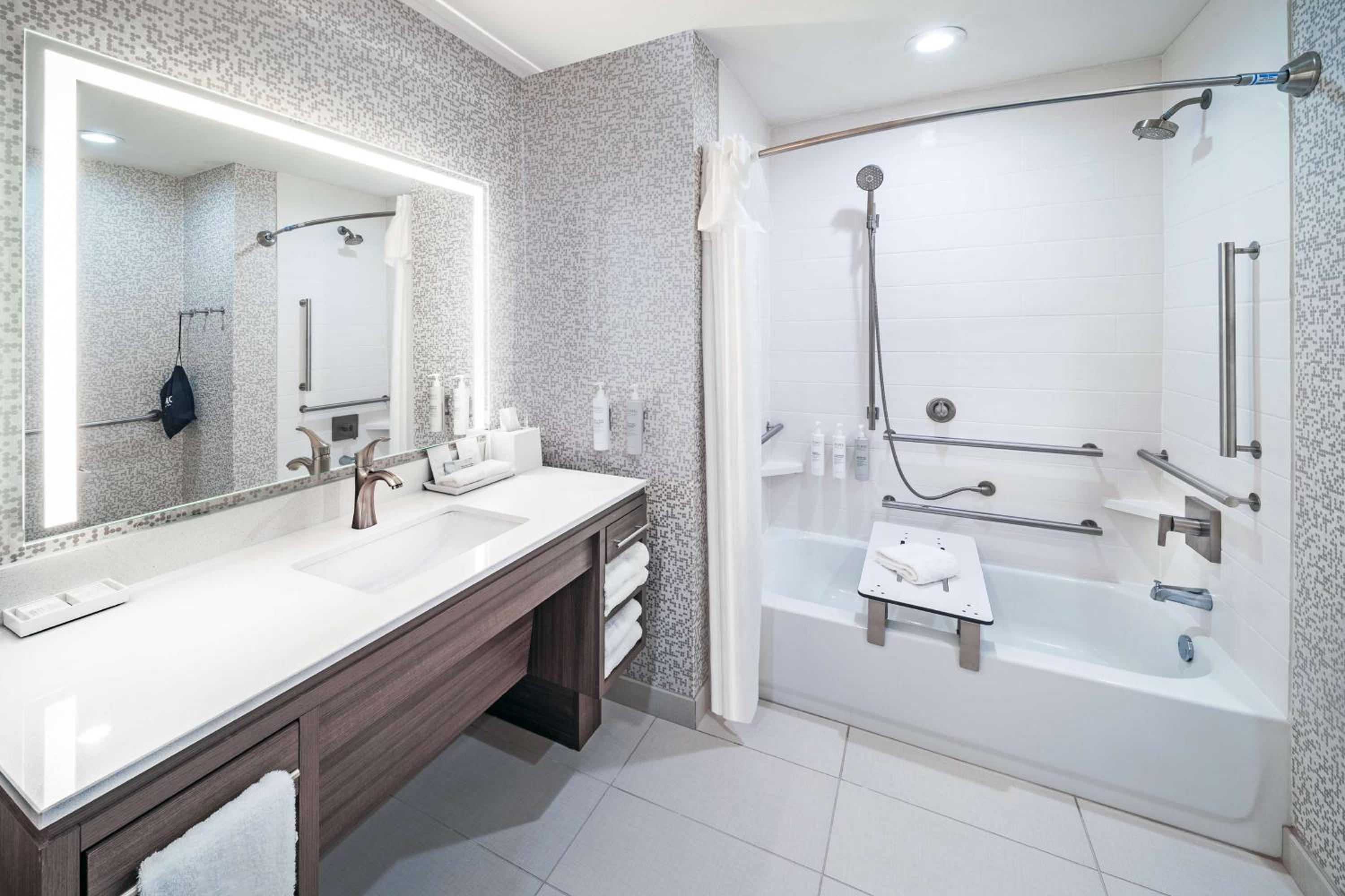 King Studio Suite with Accessible Tub - Mobility Access - Photo 6