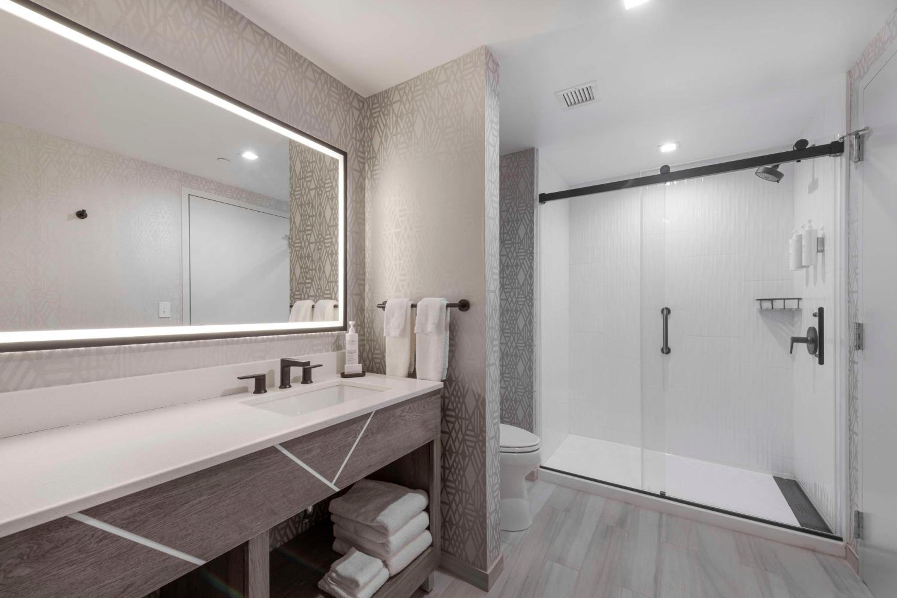 Corner King Suite - Photo 5