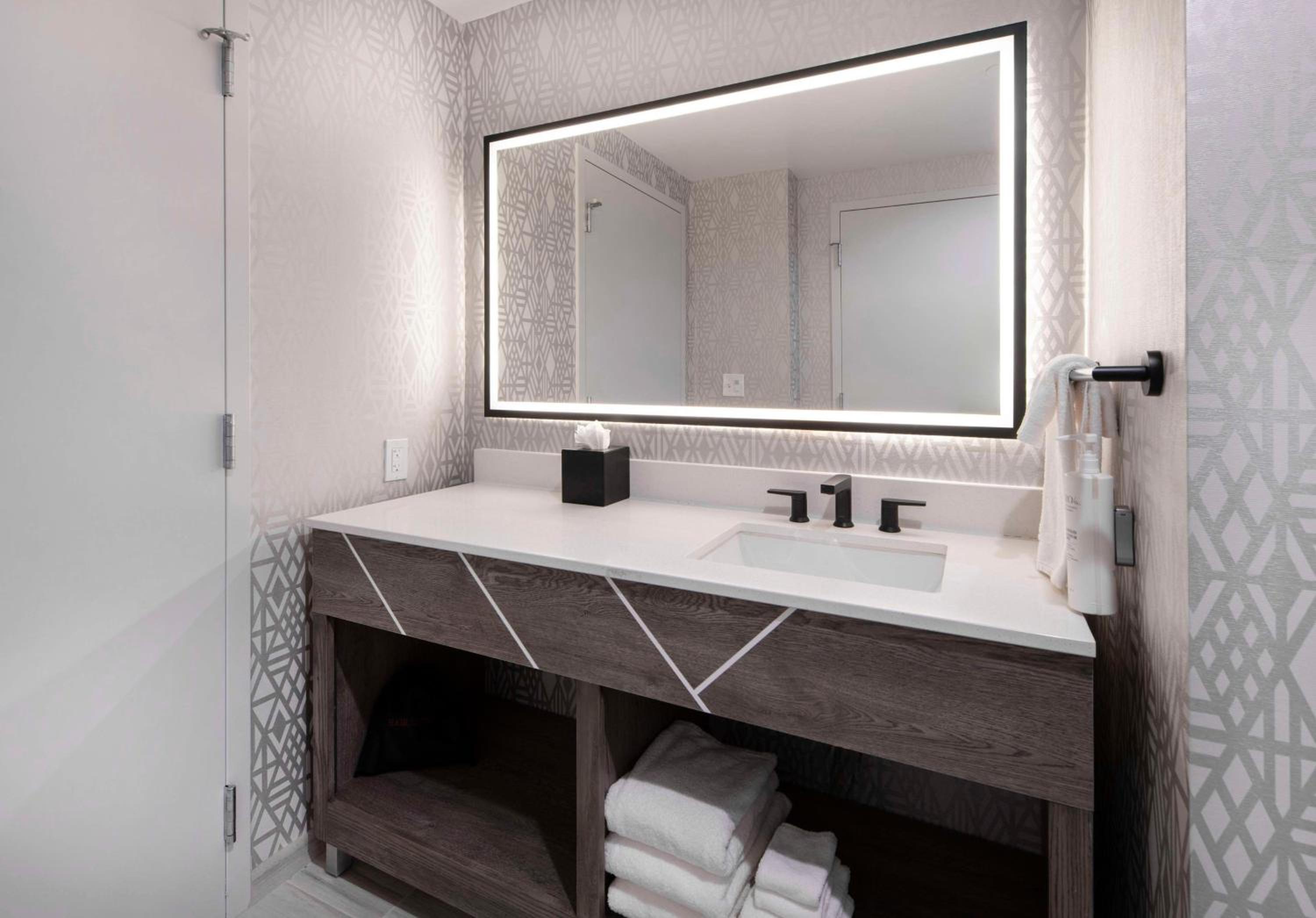 Two-Room Queen Suite with Two Queen Beds - Photo 6