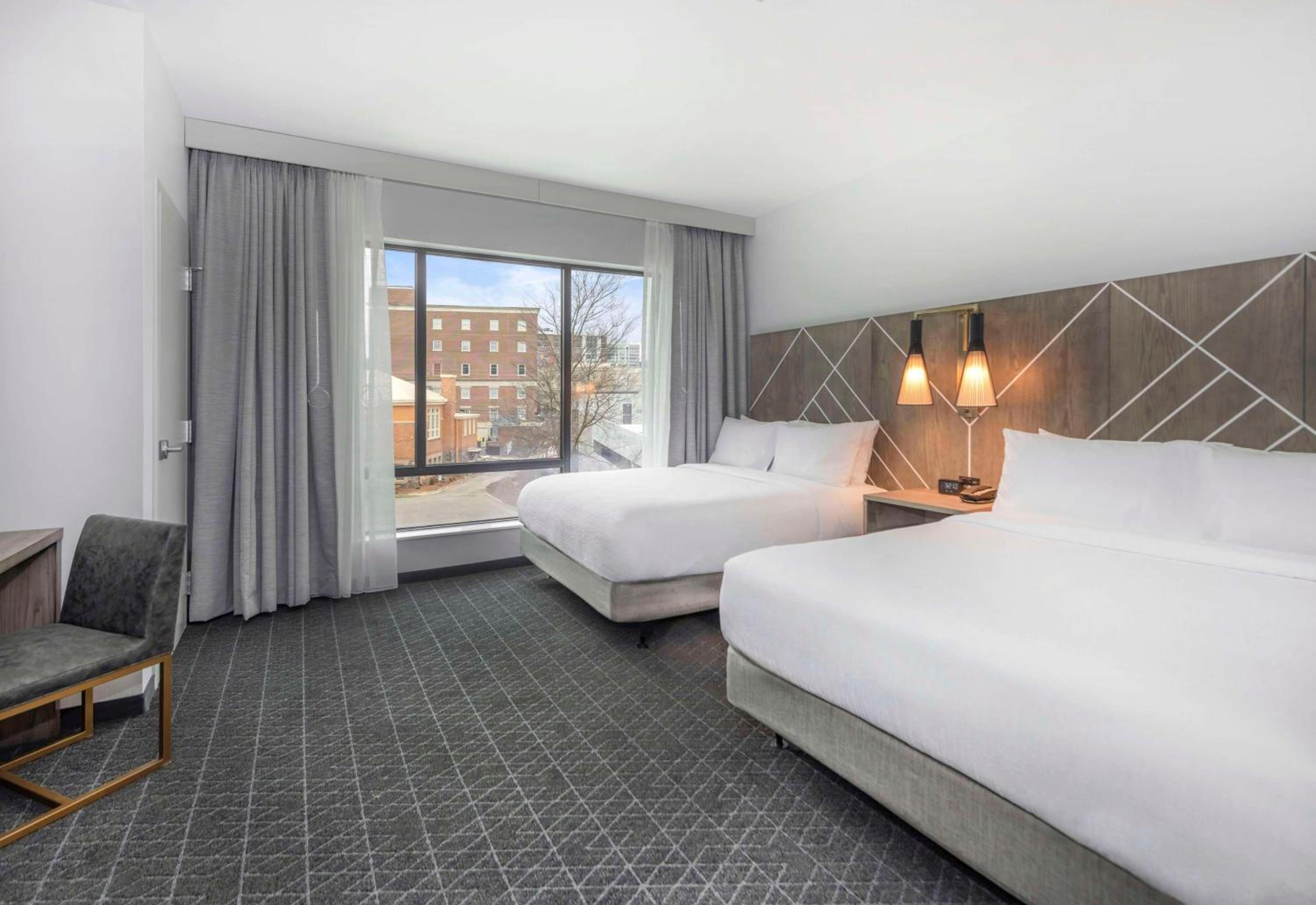 Two-Room Queen Suite with Two Queen Beds - Photo 4