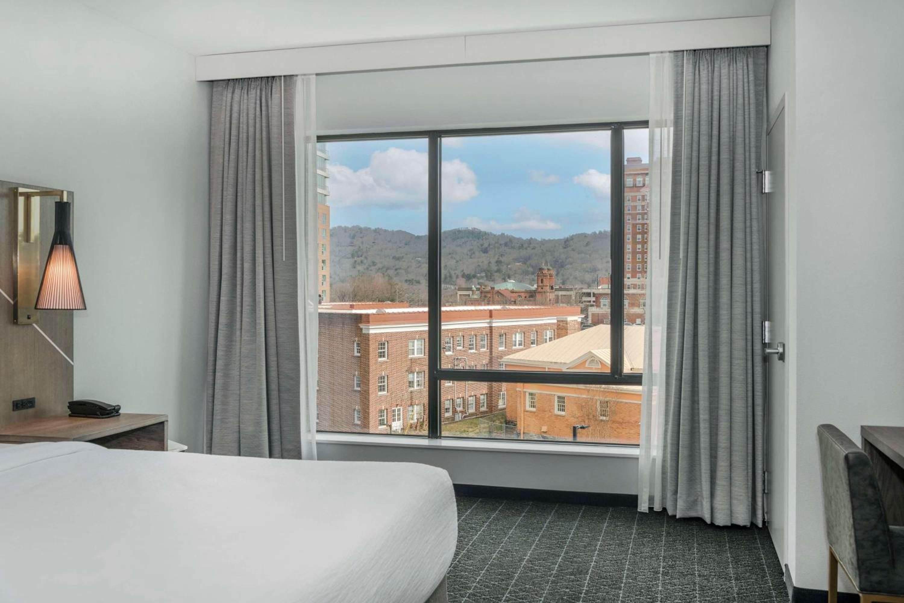 Two-Room King Suite with City View - High Floor - Photo 2