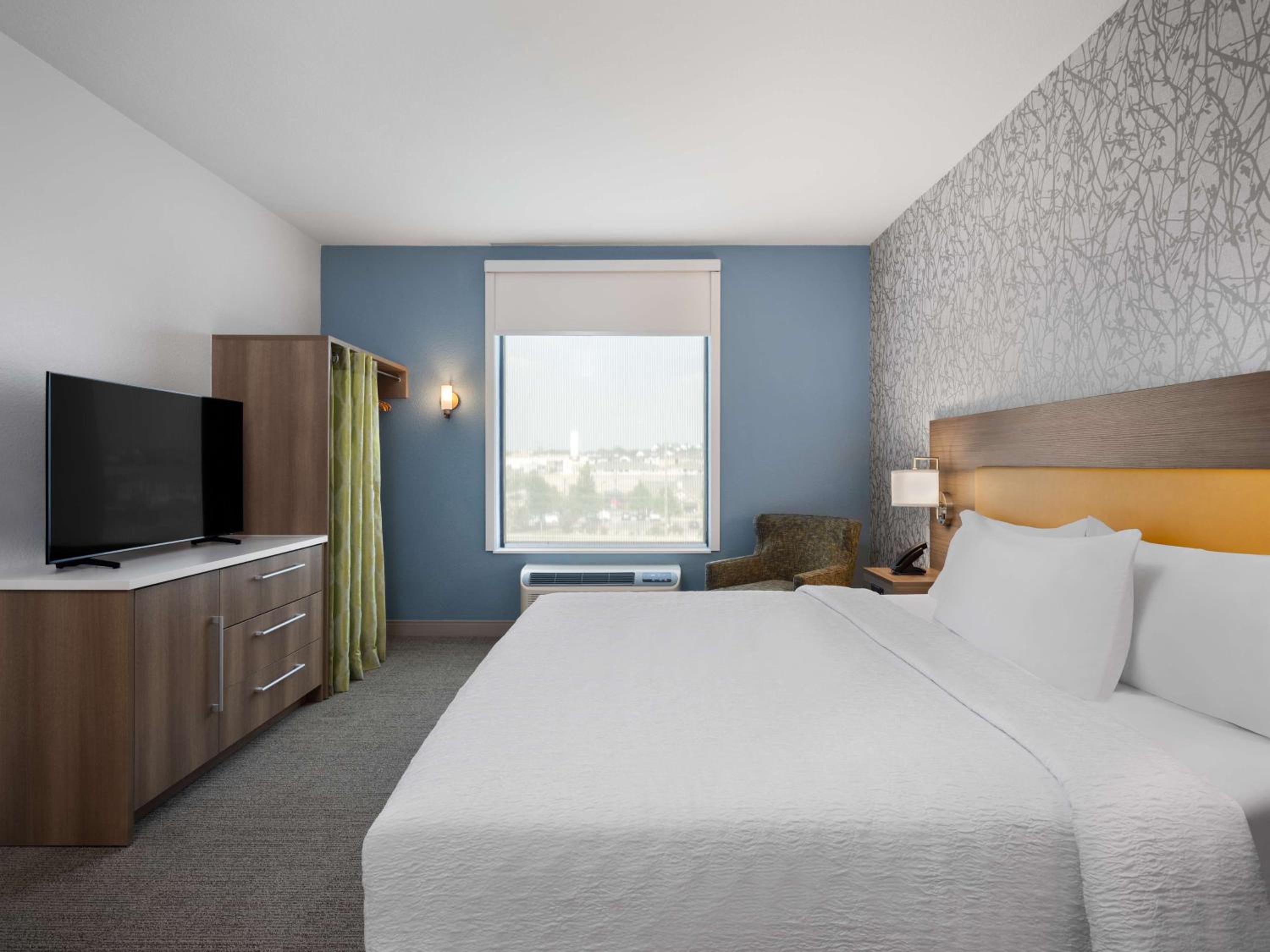 One-Bedroom King Suite - Photo 2