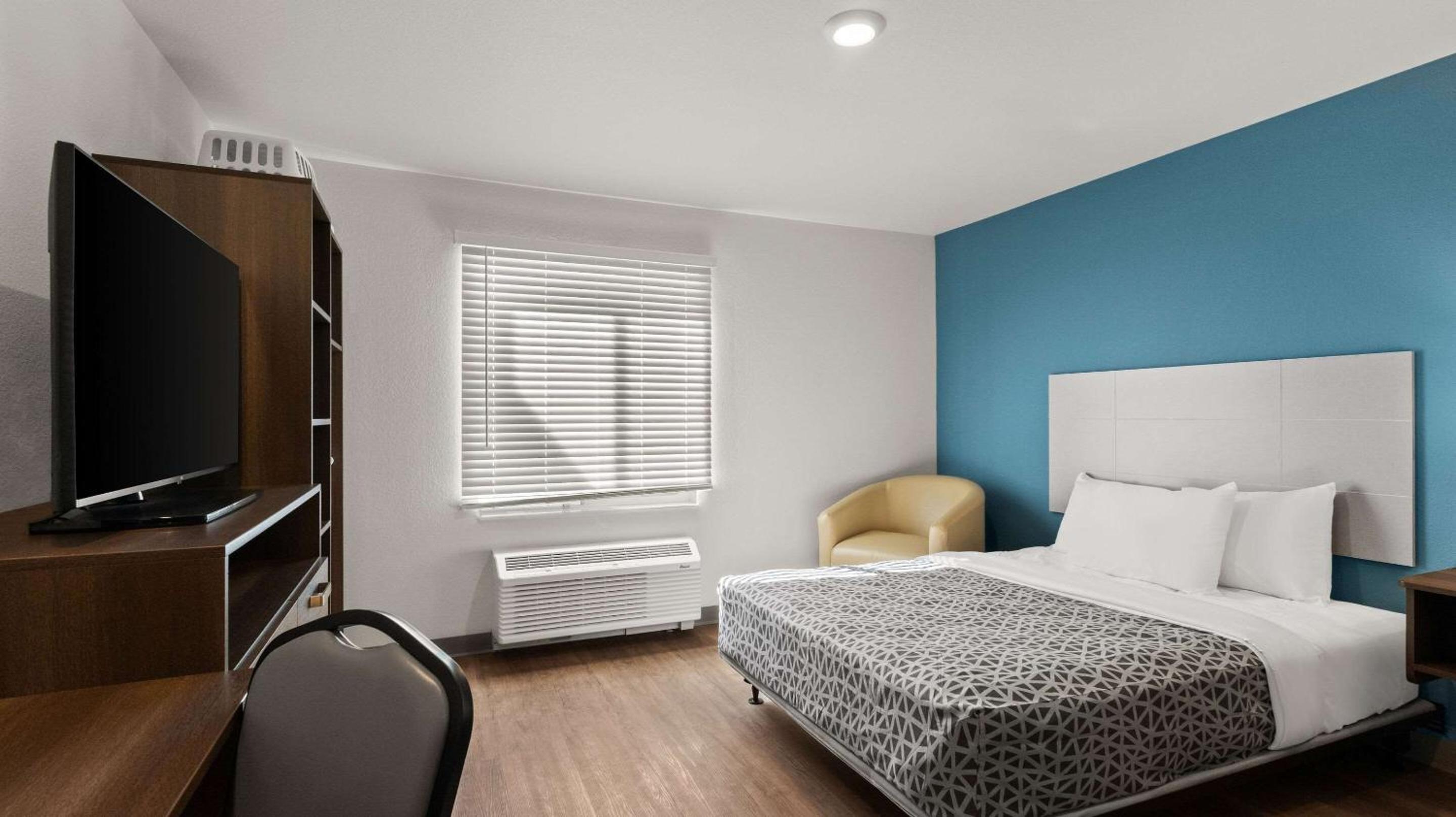 Queen Suite with Tub - Disability Access/Non Smoking - Photo 1