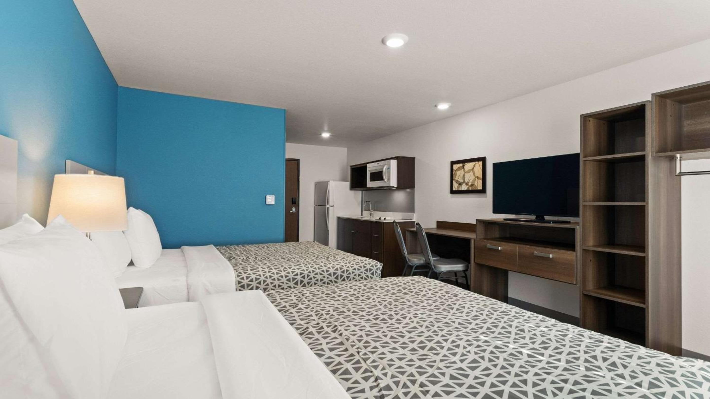 Queen Suite with Two Queen Beds - Non Smoking - Photo 2