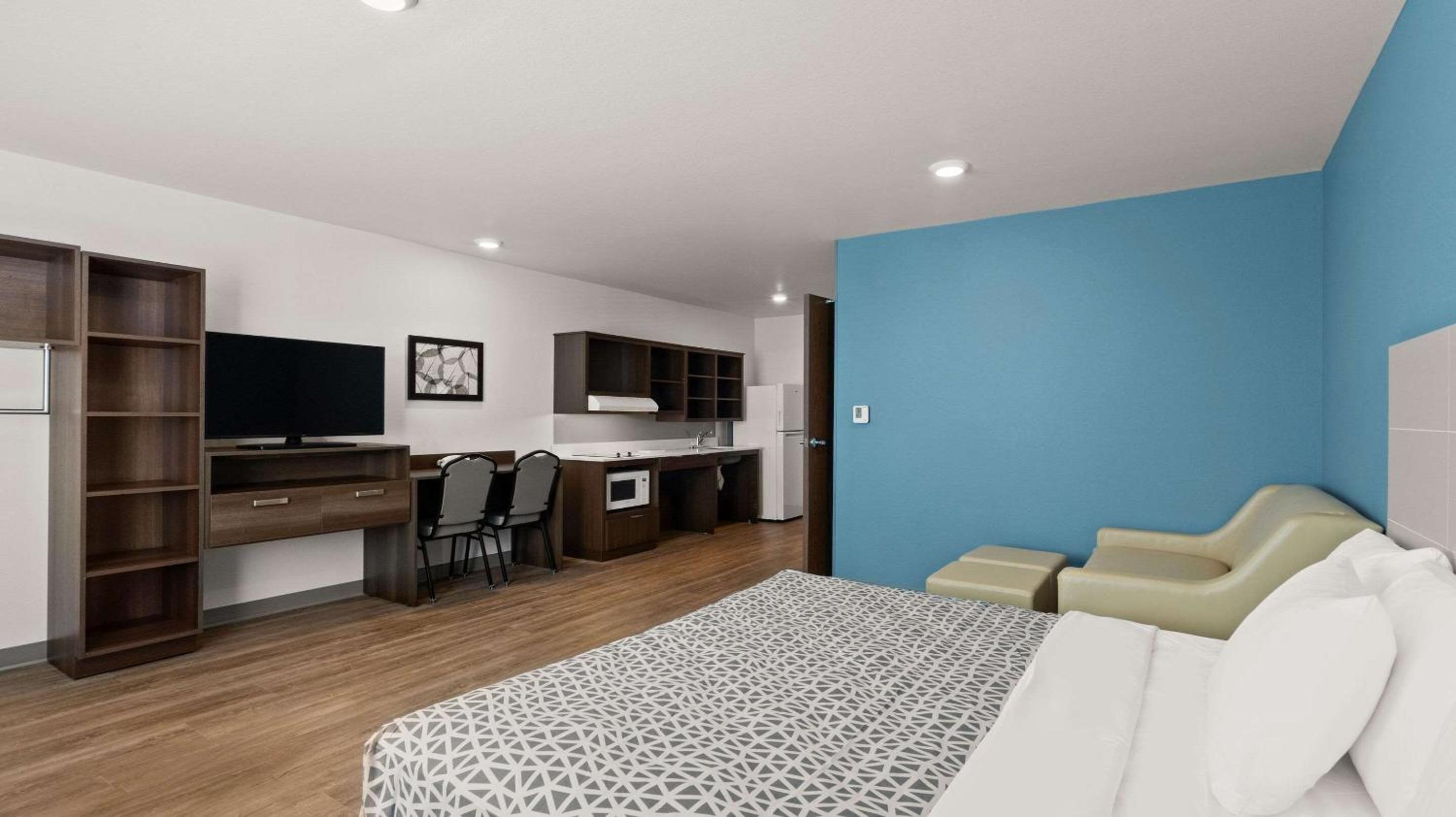 King Suite with Sofa bed - Disability Access/Non Smoking - Photo 1