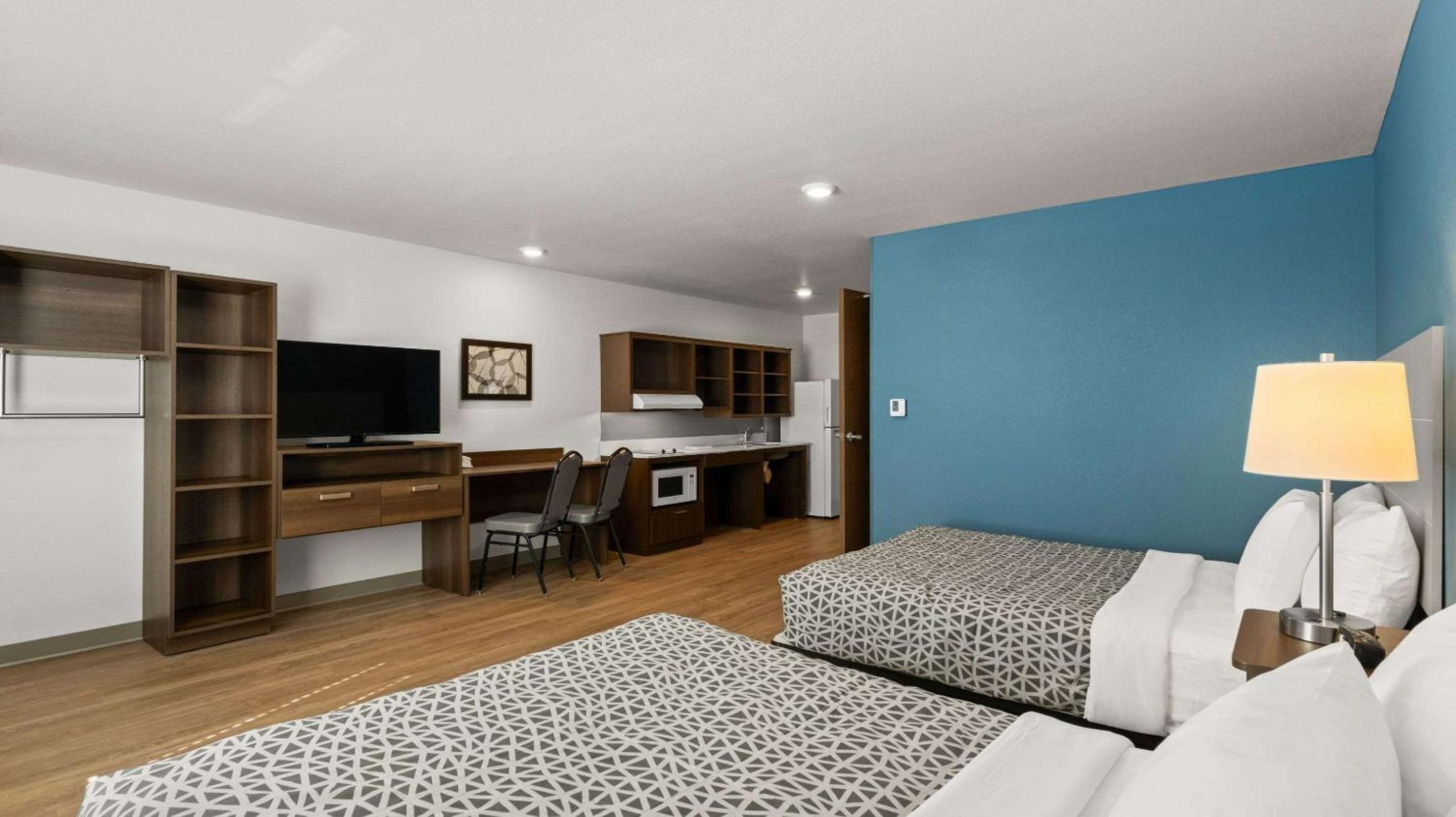 Queen Suite with Two Queen Beds and Tub - Disability Access/Non Smoking - Photo 5