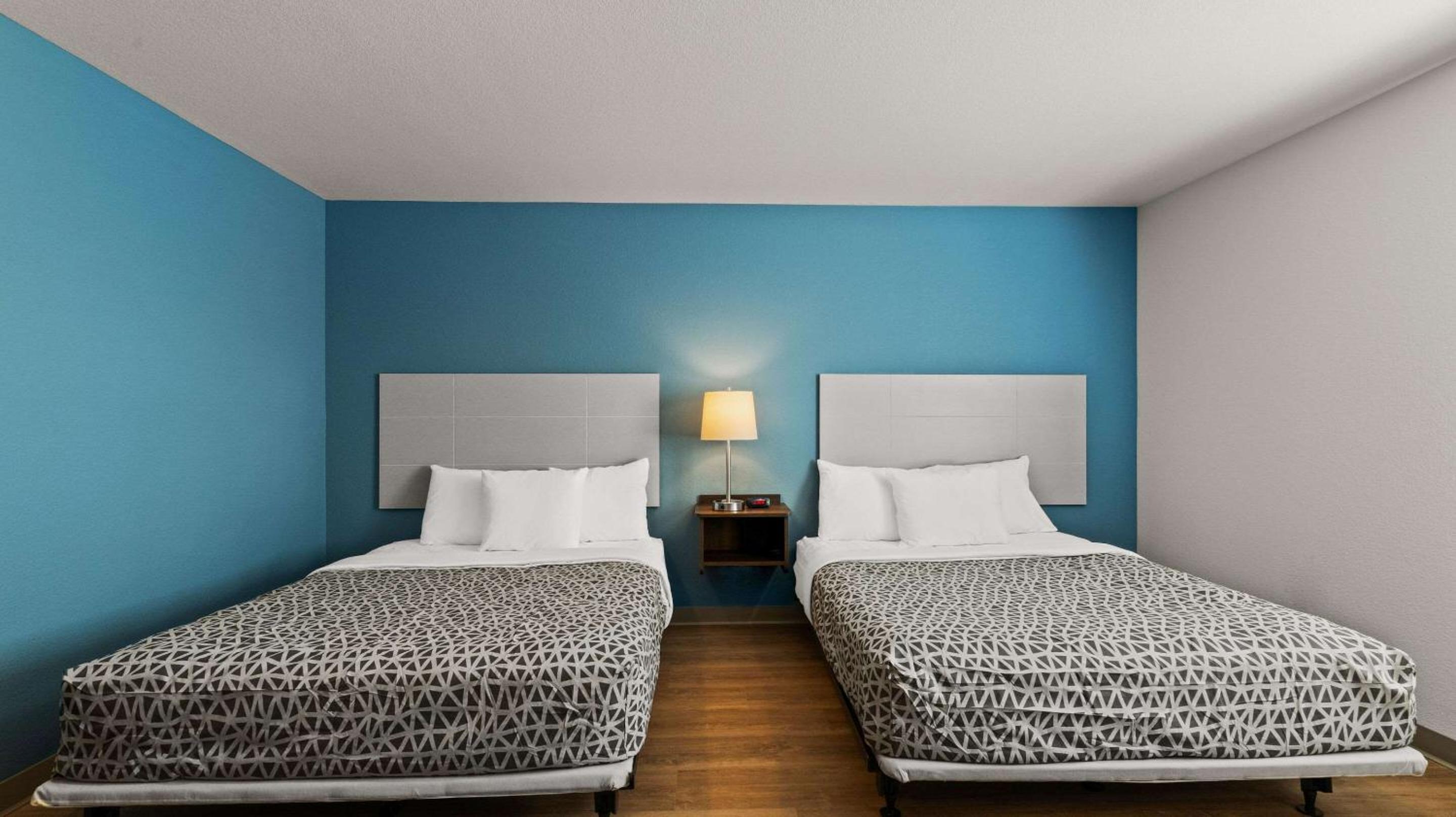 Queen Suite with Two Queen Beds and Tub - Disability Access/Non Smoking - Photo 4