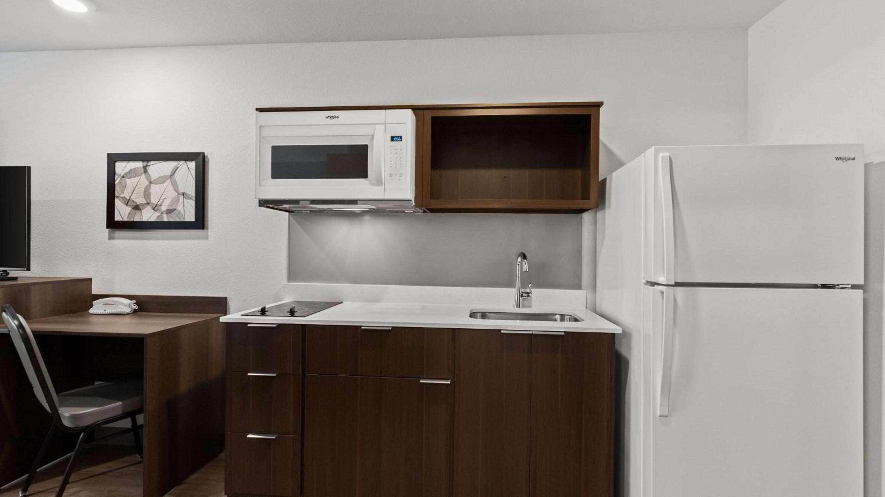 Queen Suite - Non Smoking - Photo 2