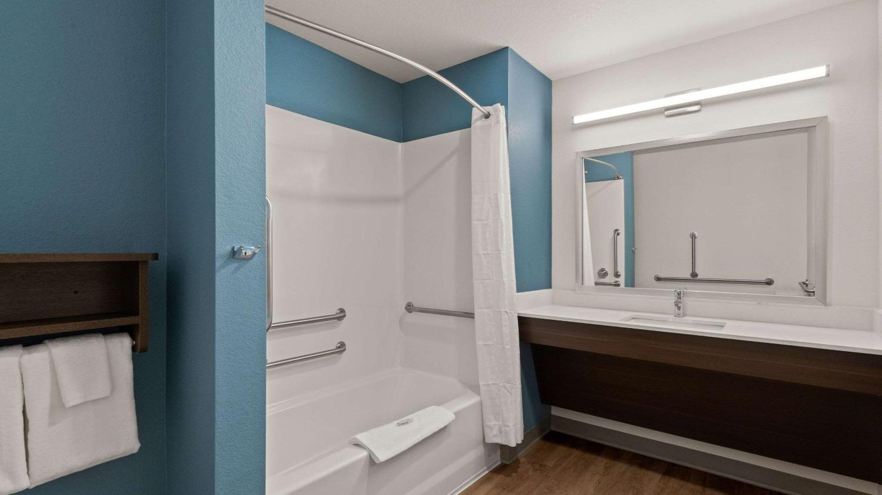 Queen Suite with Tub - Disability Access/Non Smoking - Photo 5