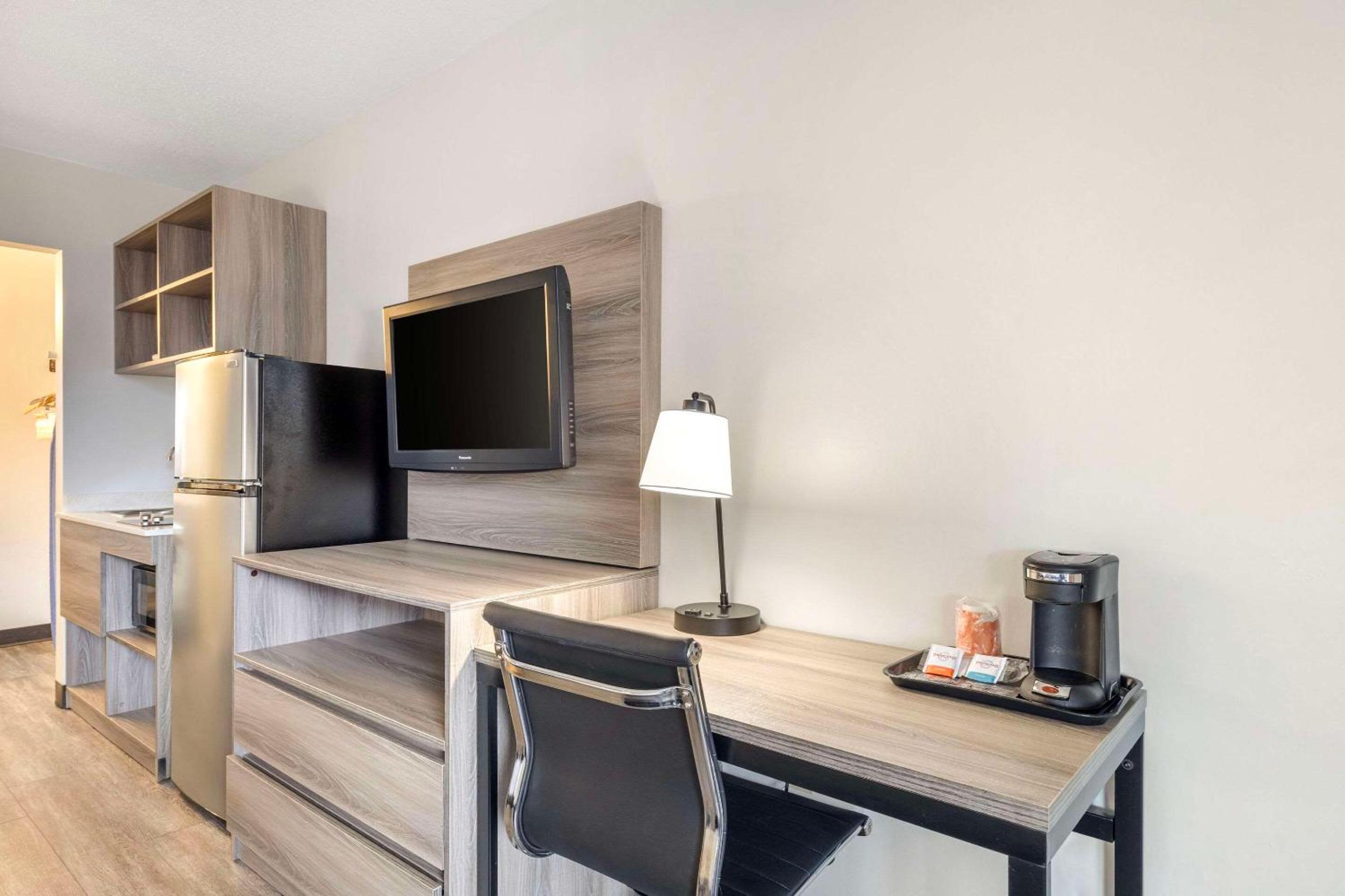 Suburban Studios Tysons Corner, Photo 6