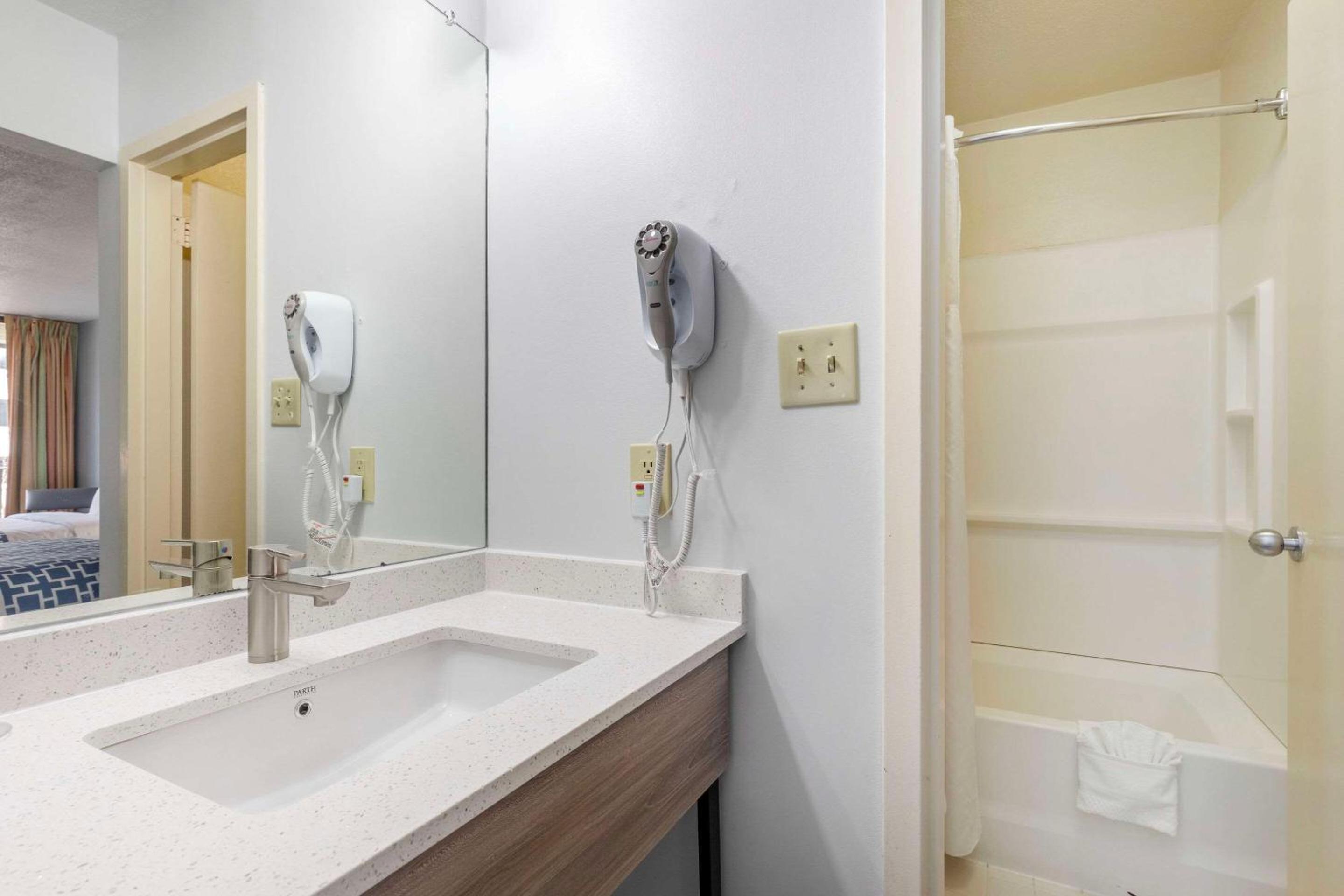 Suburban Studios Tysons Corner, Photo 4