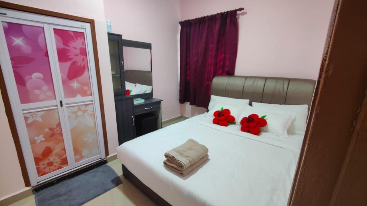 Economy Triple Room photo 2
