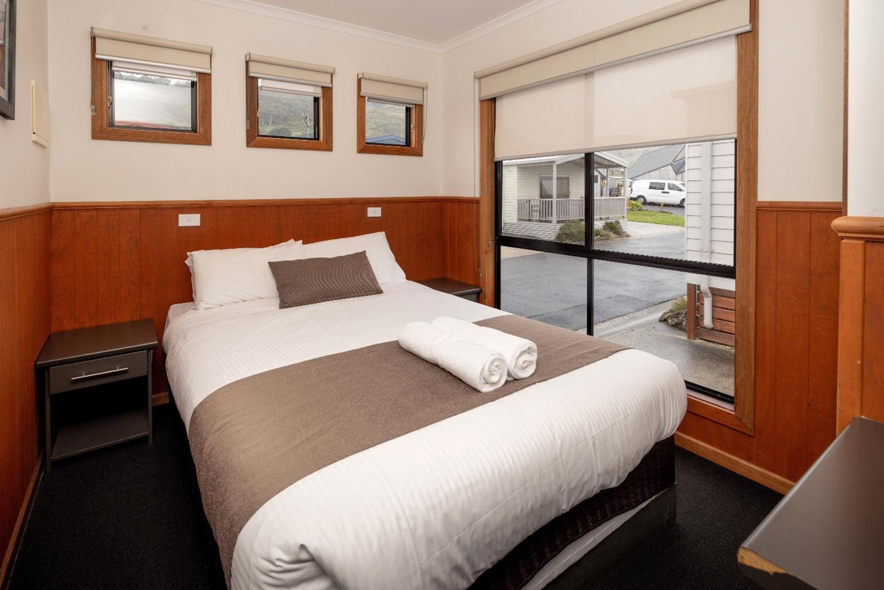 Two-Bedroom Cabin with Spa Bath and Ocean View (5 Guests) photo 3
