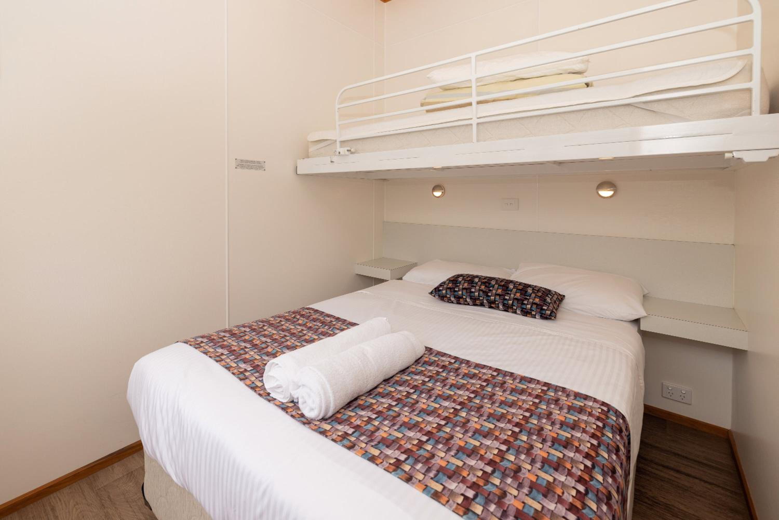 Deluxe Two-Bedroom Cabin (5 Guests) photo 3