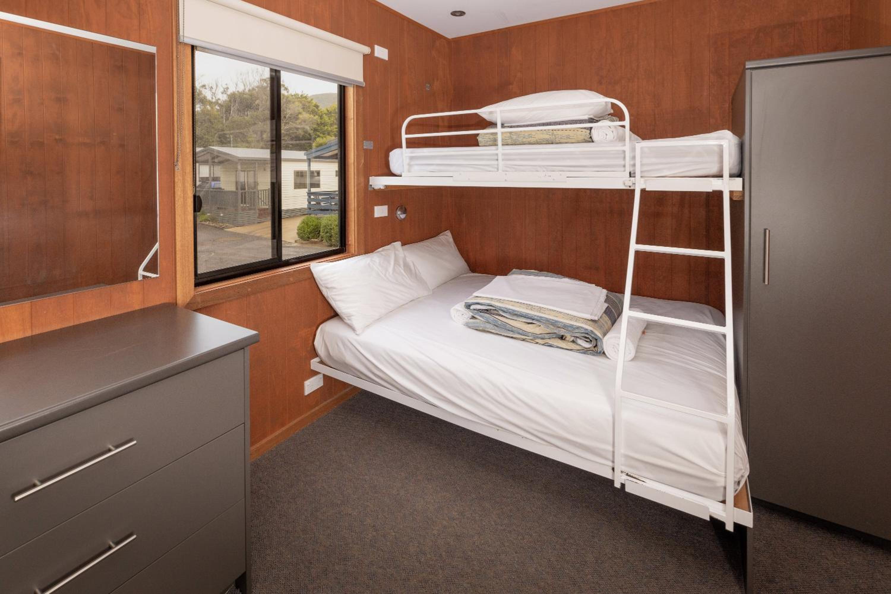 Two-Bedroom Cabin with Spa Bath and Ocean View (5 Guests) photo 2