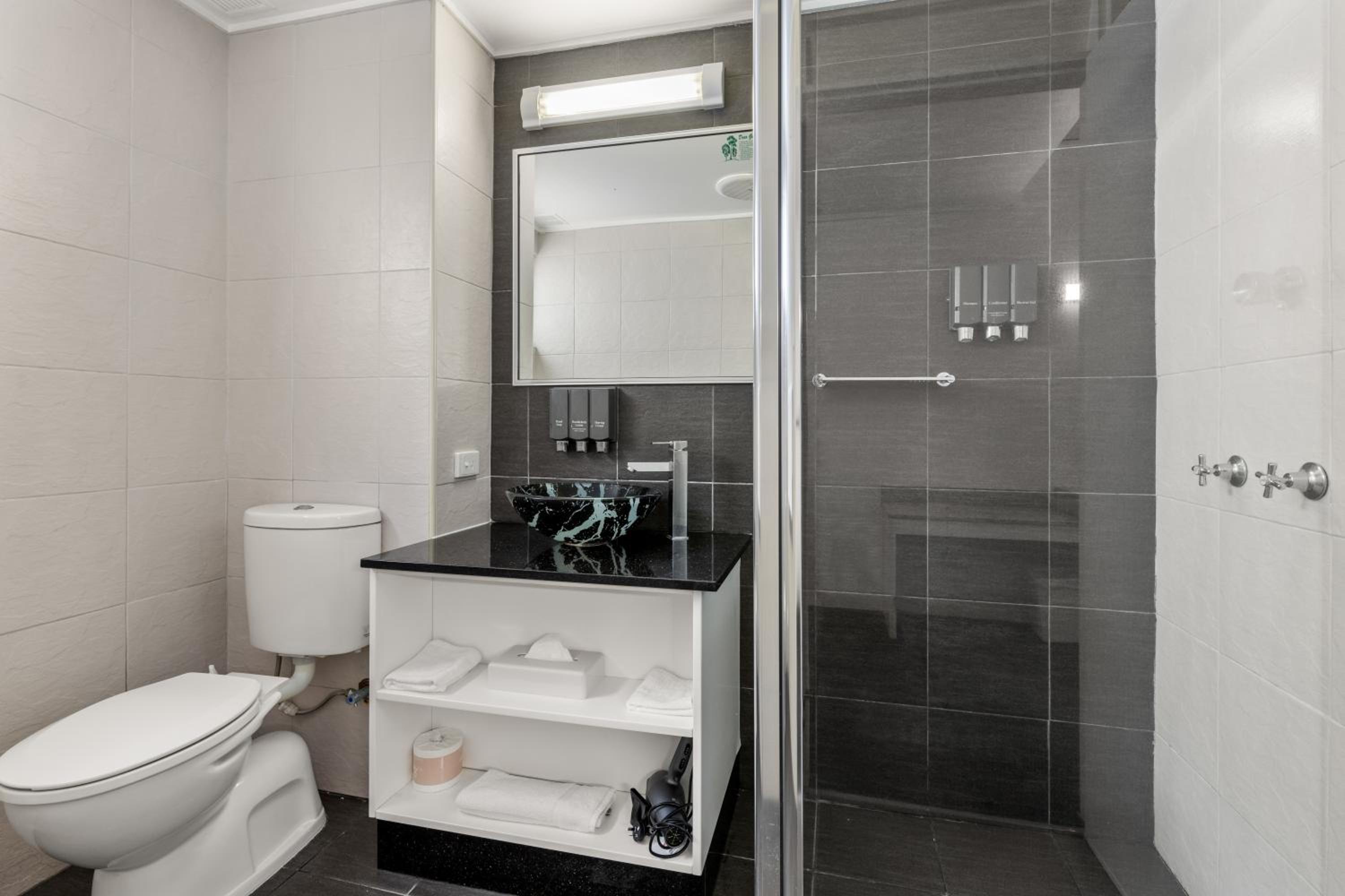 Deluxe King Room - Not Pet Friendly - Photo 5