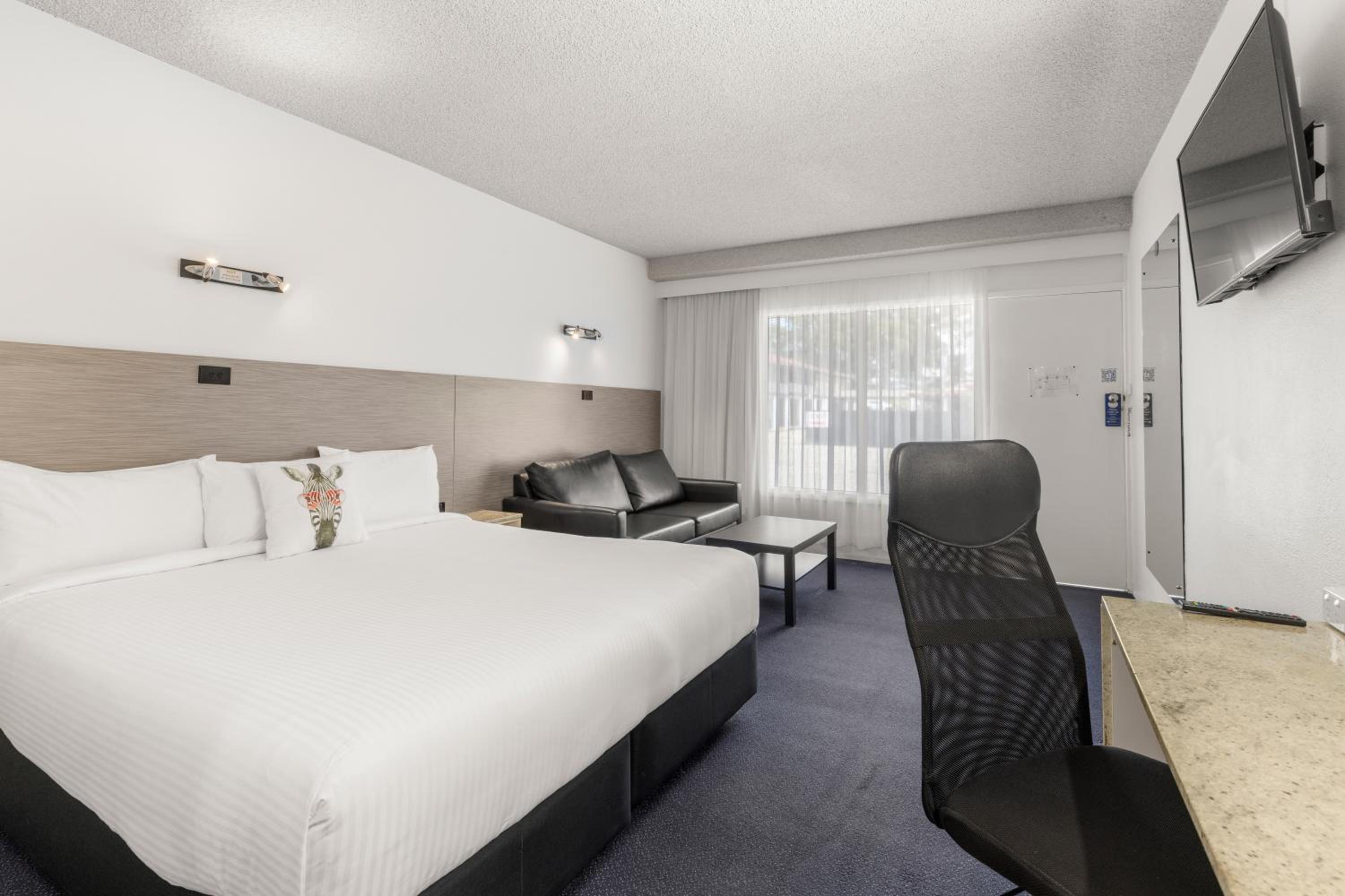 Deluxe King Room - Not Pet Friendly - Photo 4