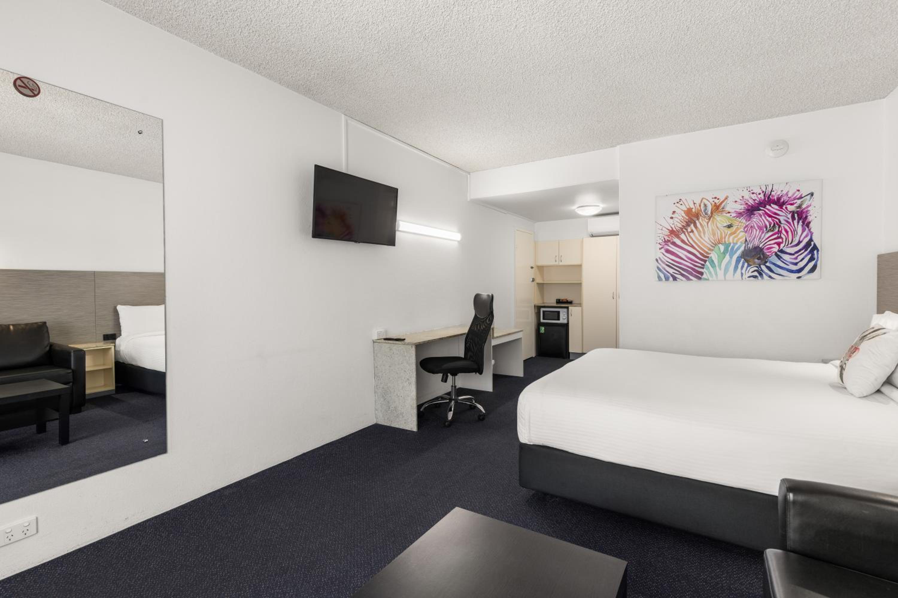 Deluxe King Room - Not Pet Friendly - Photo 3