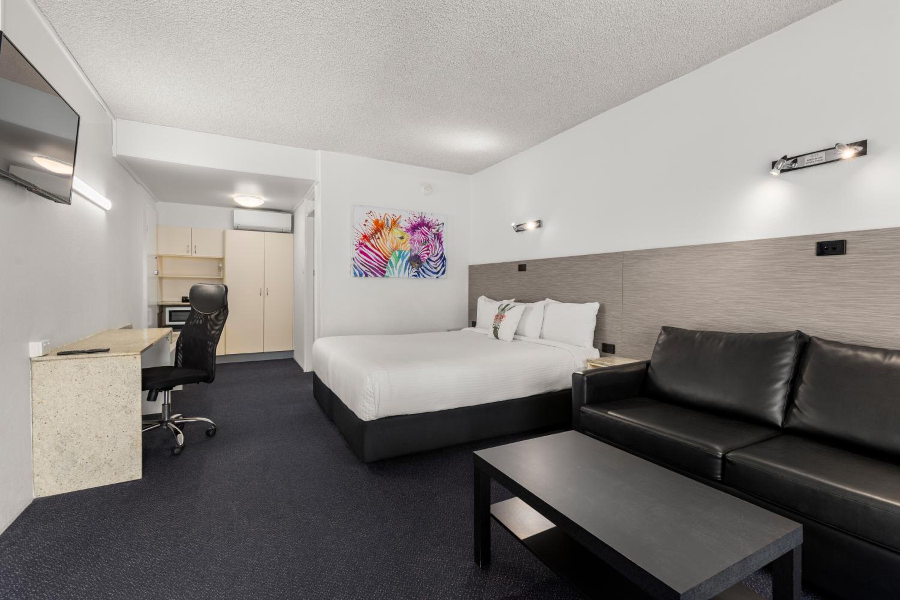 Deluxe King Room - Not Pet Friendly - Photo 2